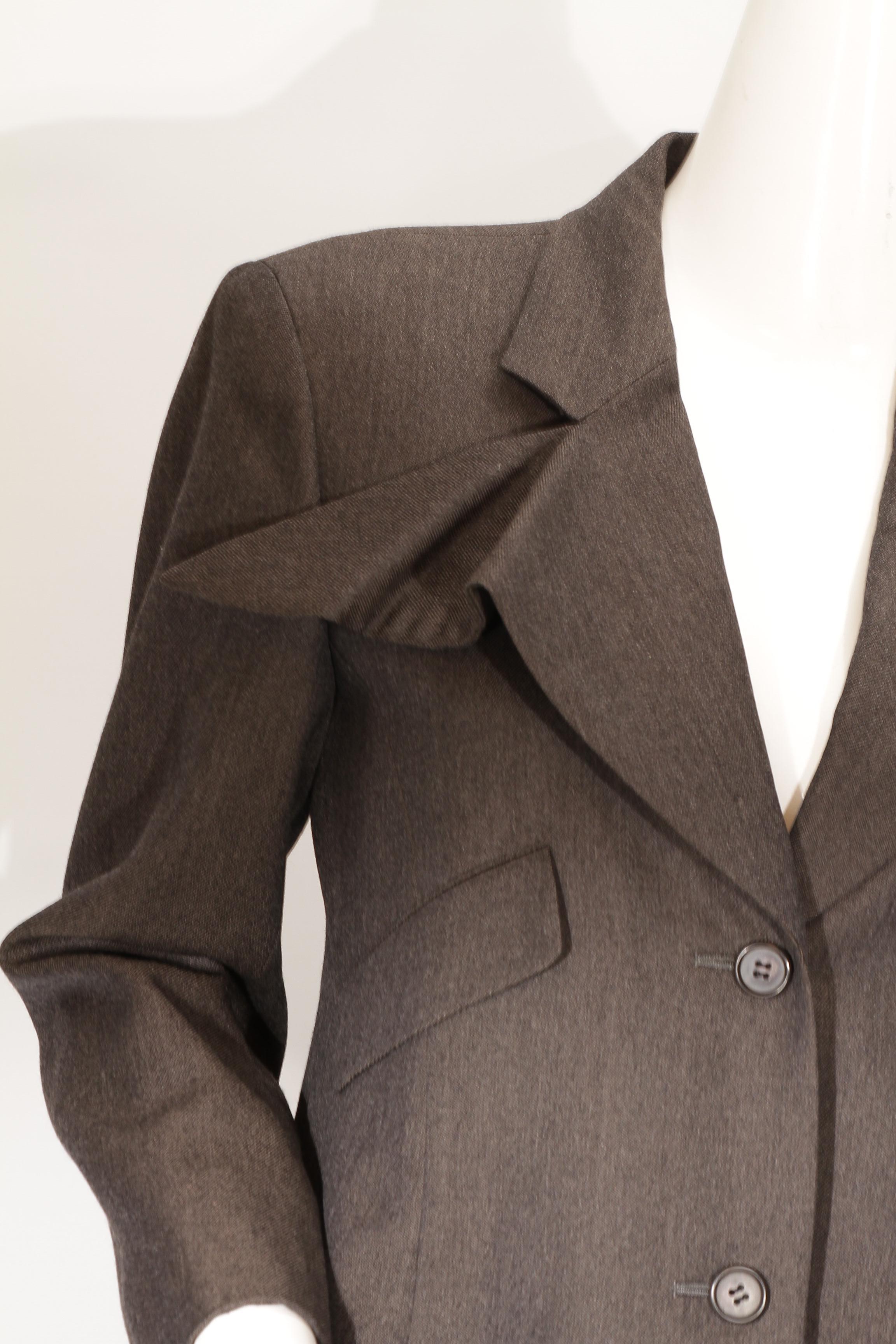 Issey Miyake, gris foncé, trois boutons, draperie avec col en origami, Circa 1980 en vente 2