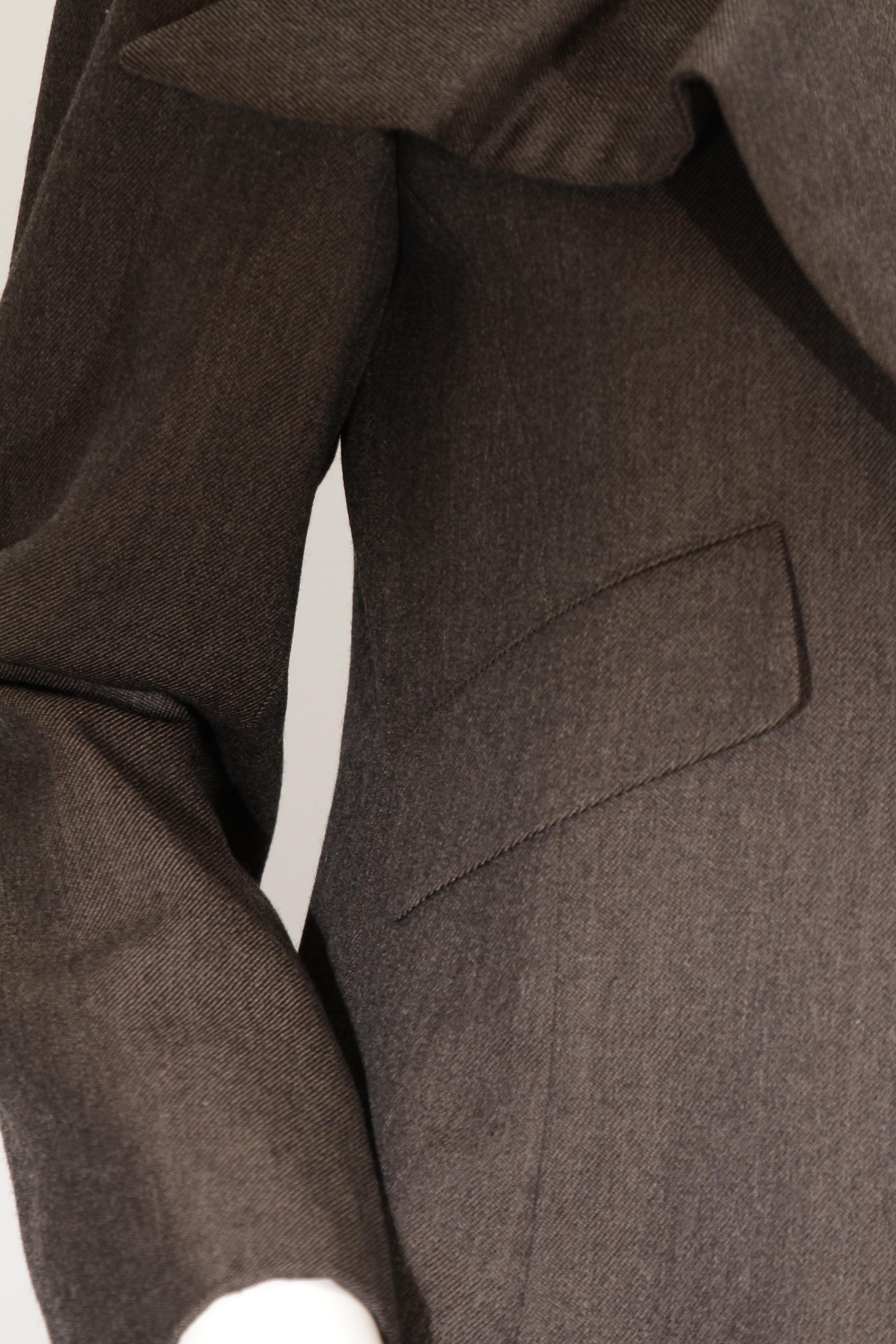 Issey Miyake, gris foncé, trois boutons, draperie avec col en origami, Circa 1980 en vente 3