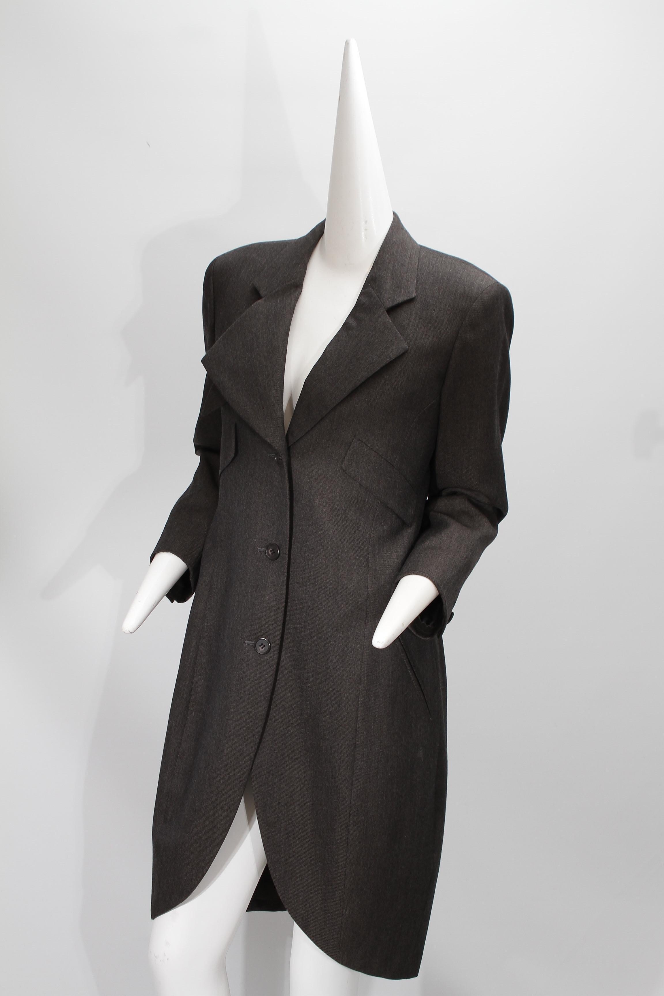 Issey Miyake, gris foncé, trois boutons, draperie avec col en origami, Circa 1980 en vente 4