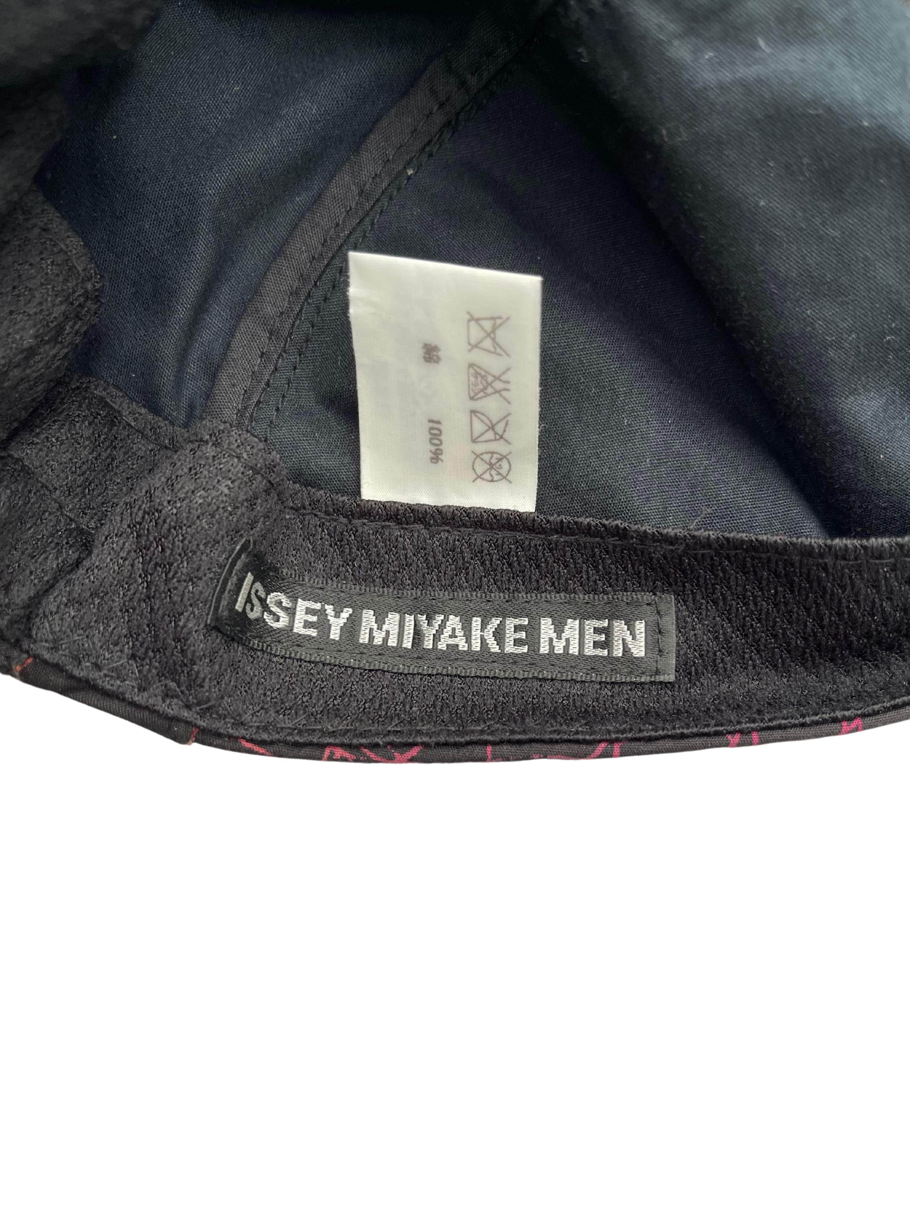 From Autumn Winter 2014 collection, Issey Miyake menswear.

Yusuke Takahashi took on the fundamental contest of human existence—man versus nature—with his A/W2014 collection for Issey Miyake Men.

Japan Exclusive.

Size: OS

Condition: 9/10, no