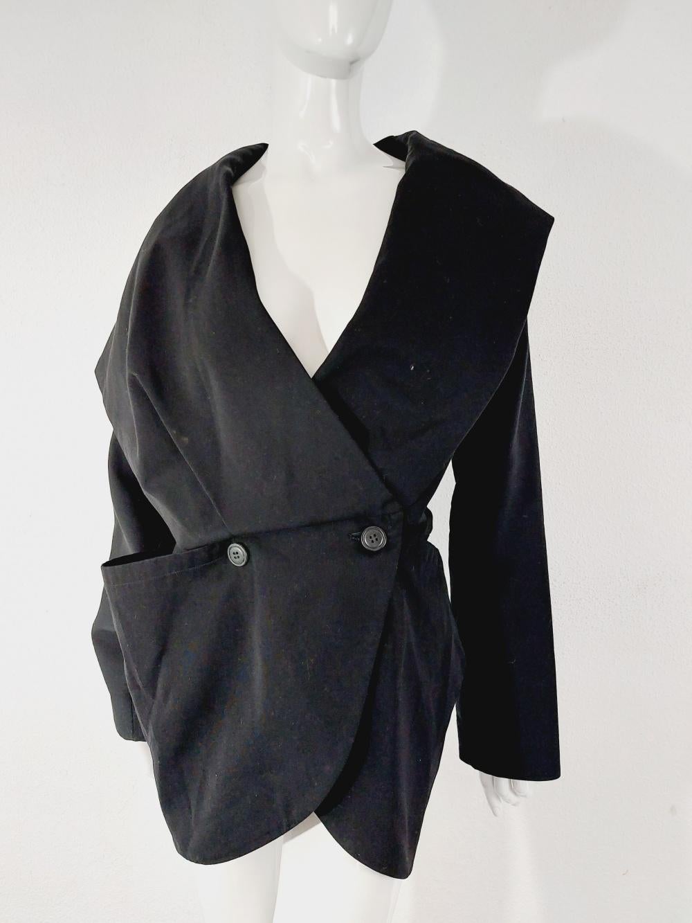 Issey Miyake Exaggerated Dramatic Asymmetric Silhouette Formal Coat Jacket In Excellent Condition For Sale In PARIS, FR