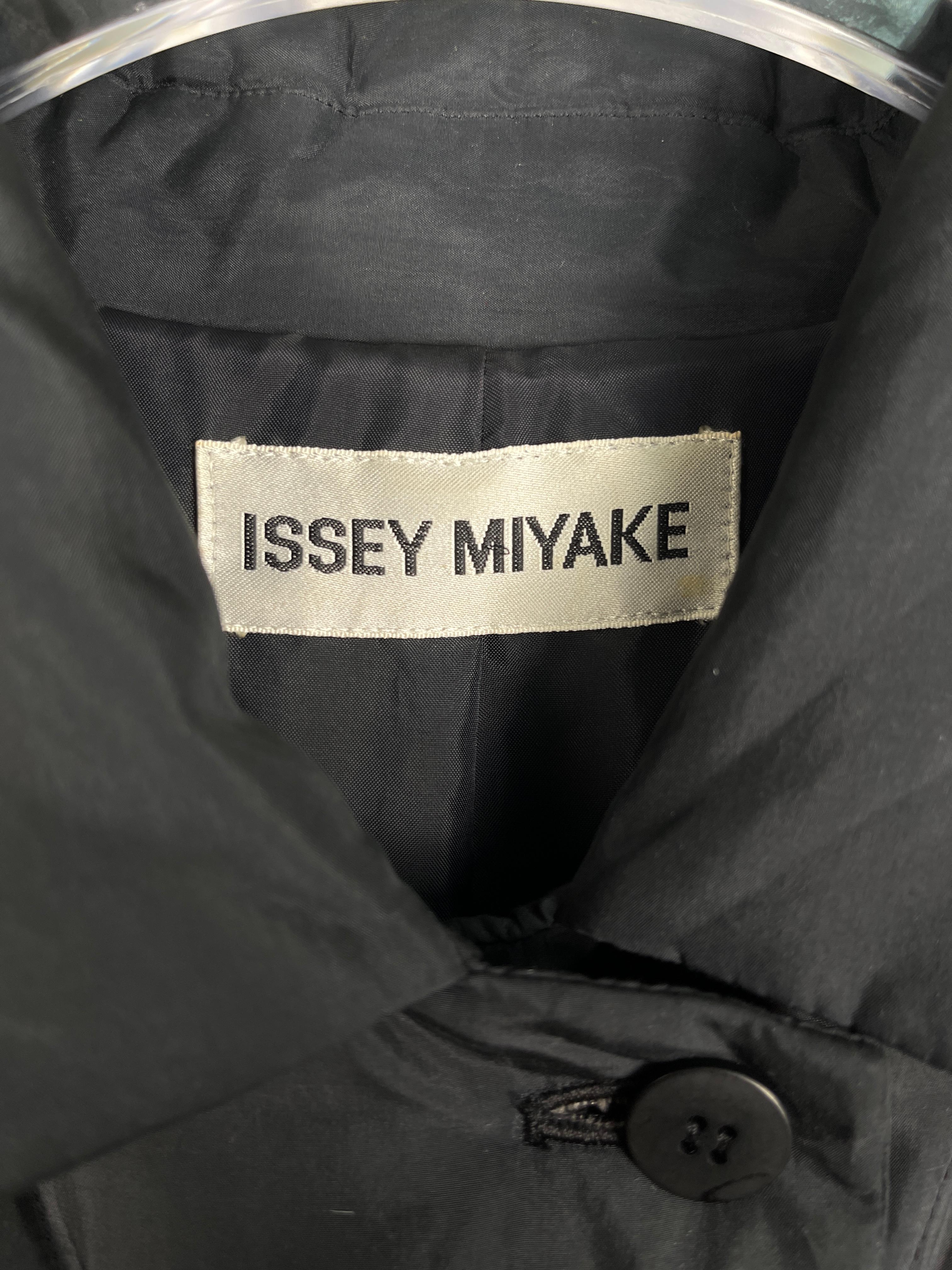 Unisex piece. The piece was part of Issey Miyake Womenswear 1996 Runway.

Size: M, fits true to size.

Condition: The piece is in near pristine condition. Every piece from our collection is in near pristine condition. Exceptional otherwise will be