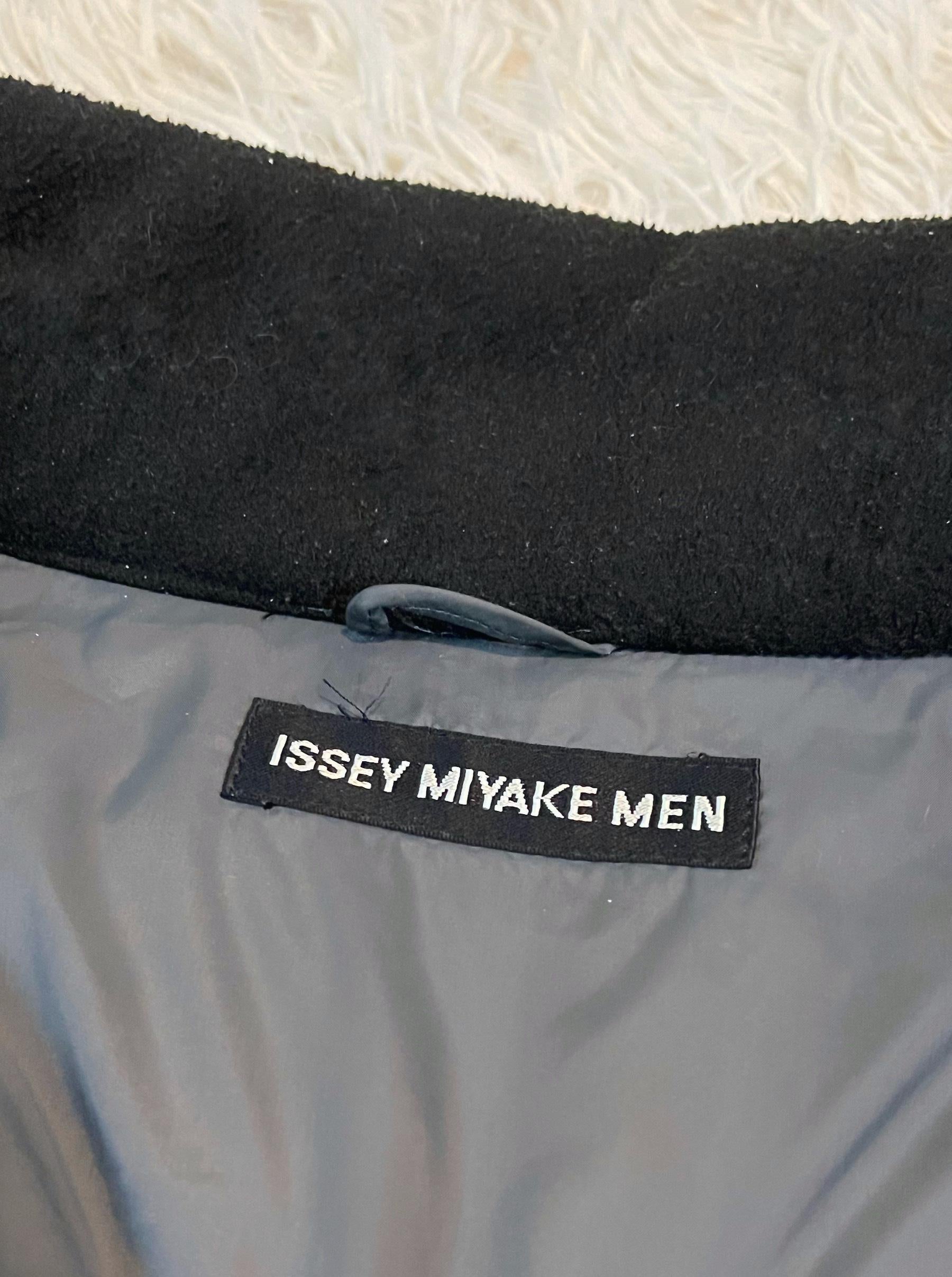 Issey MIyake H/W2001 Kissen-Puffermantel im Angebot 2