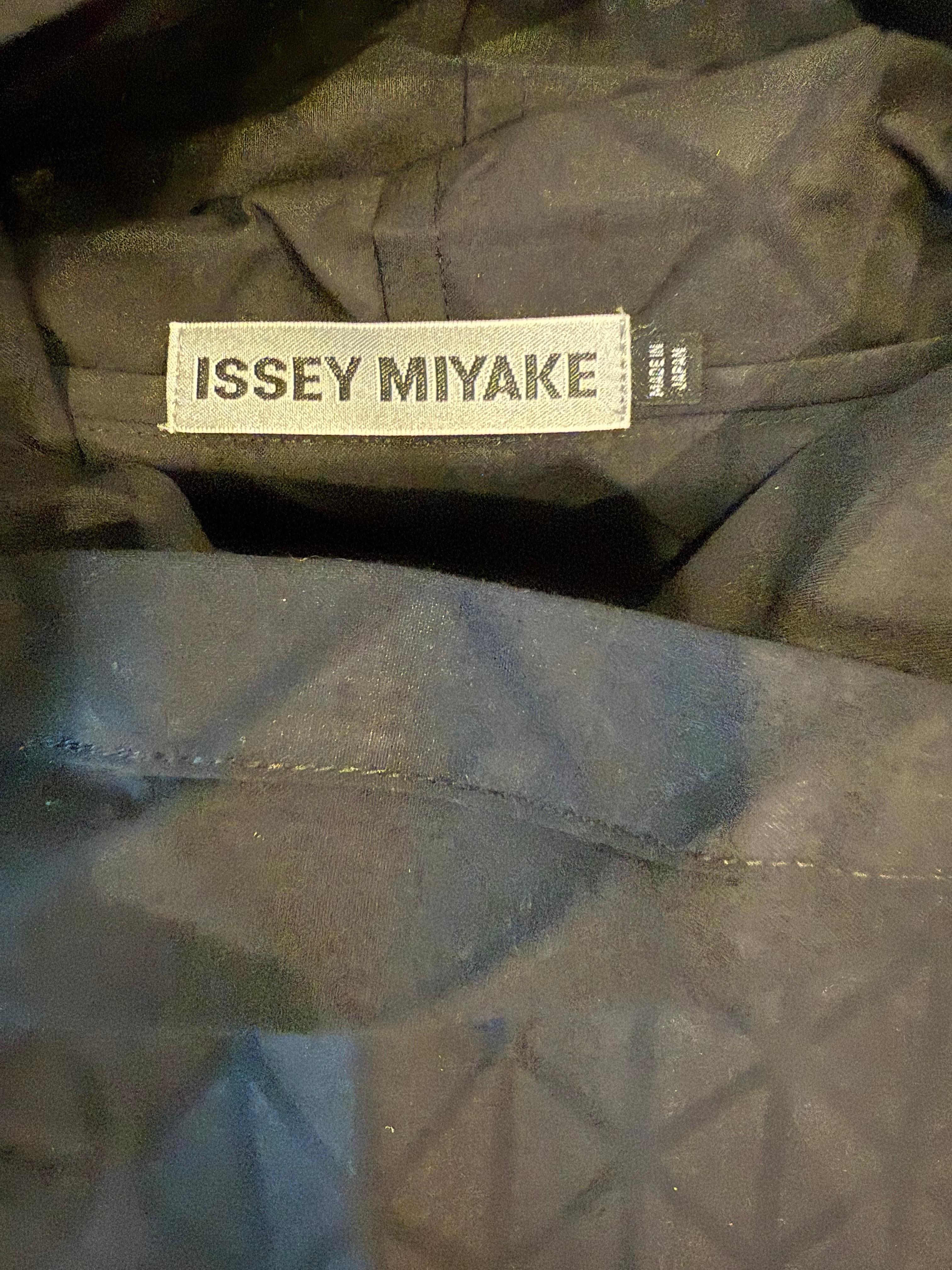 Stylish never worn Issey Miyake Fall 2020 black long sleeve cowl neck shirt! Simply slips over the head. Can be worn belted, or worn oversized. The possibilities are endless with this timeless piece. Pair with jeans, trousers, a skirt or shorts.
In