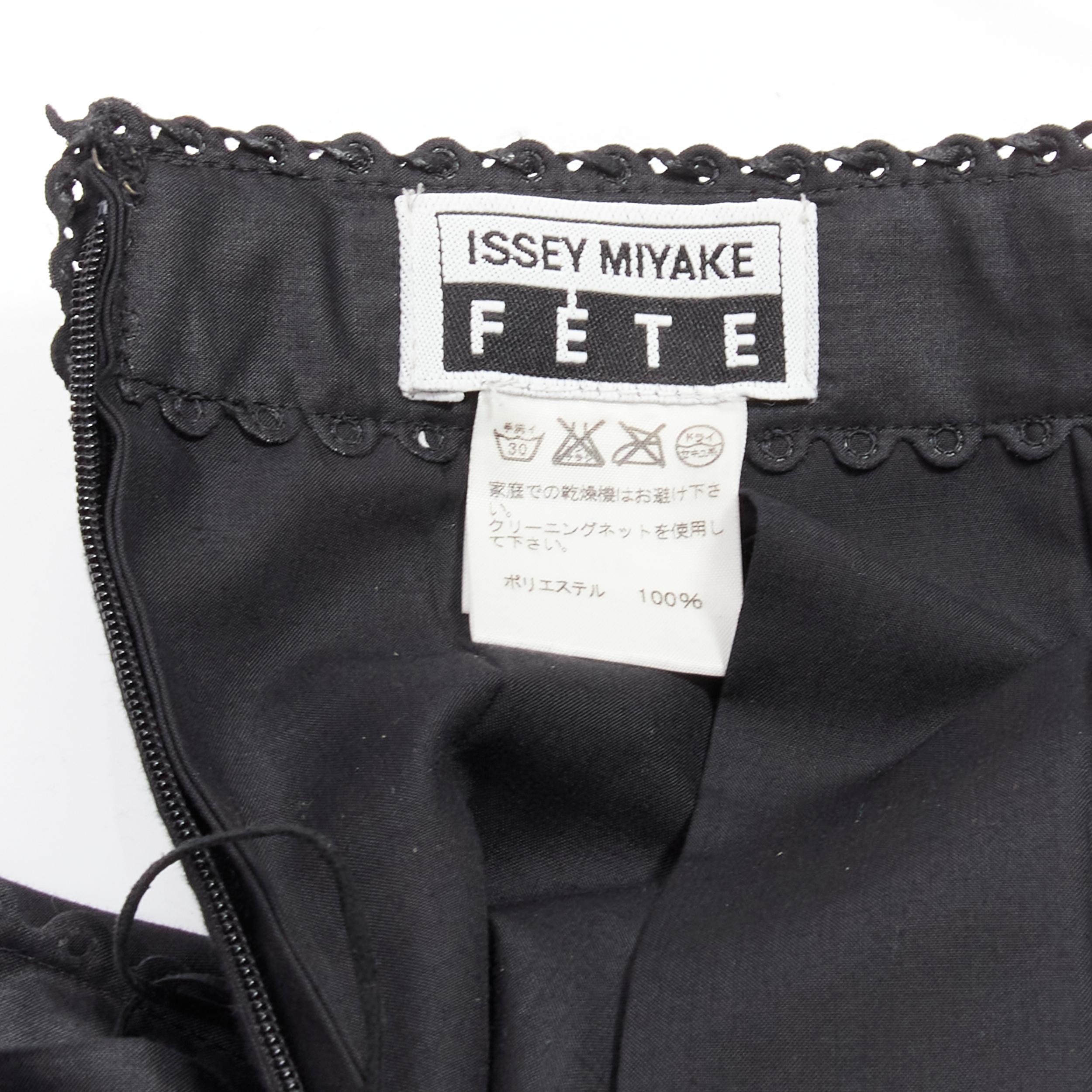 ISSEY MIYAKE FETE noir dentelle plis creux jupe évasée au genou JP2 M en vente 5