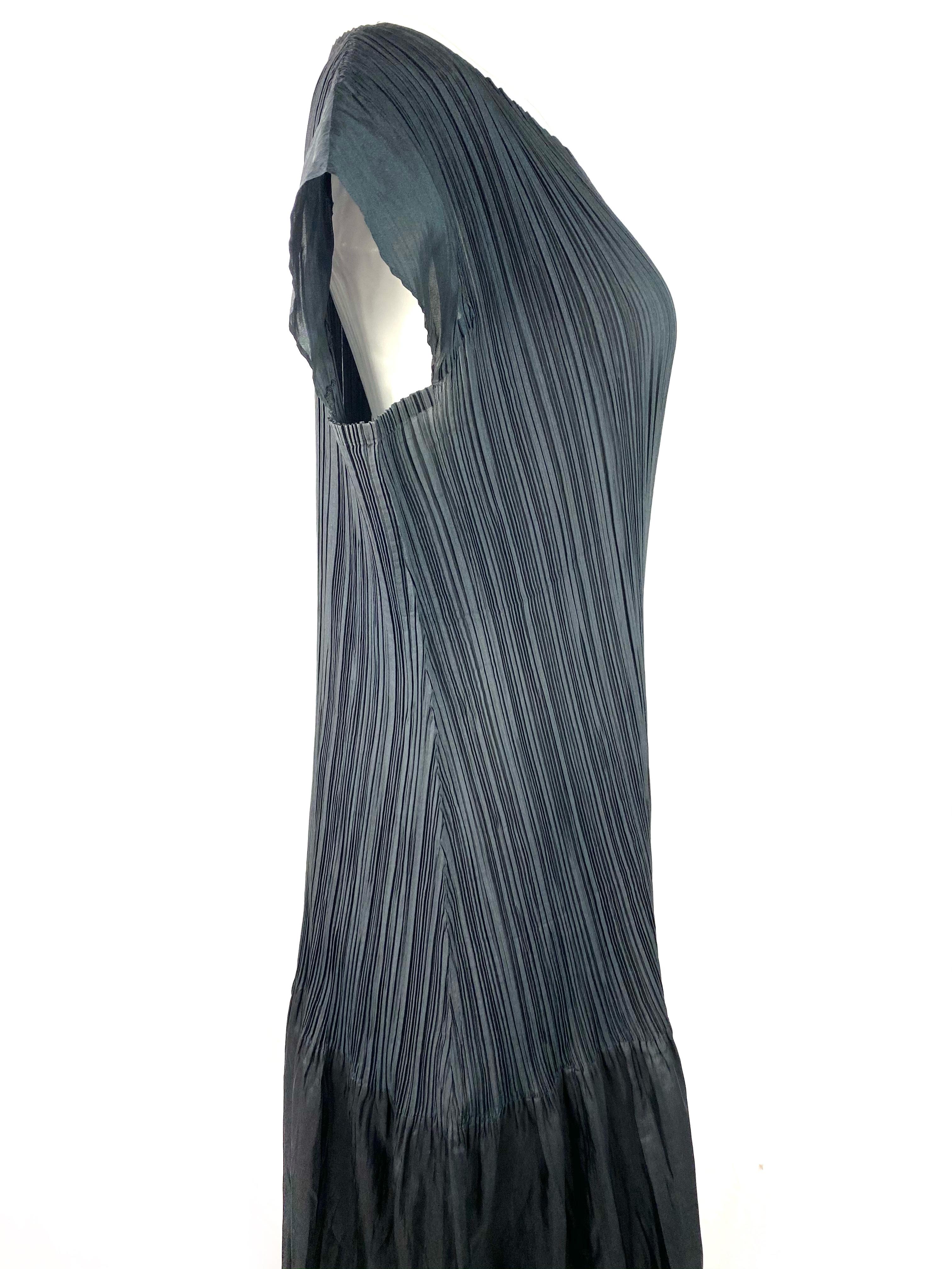 Issey Miyake Fete Black Short Sleeves Maxi Dress, Size 4 In Excellent Condition For Sale In Beverly Hills, CA