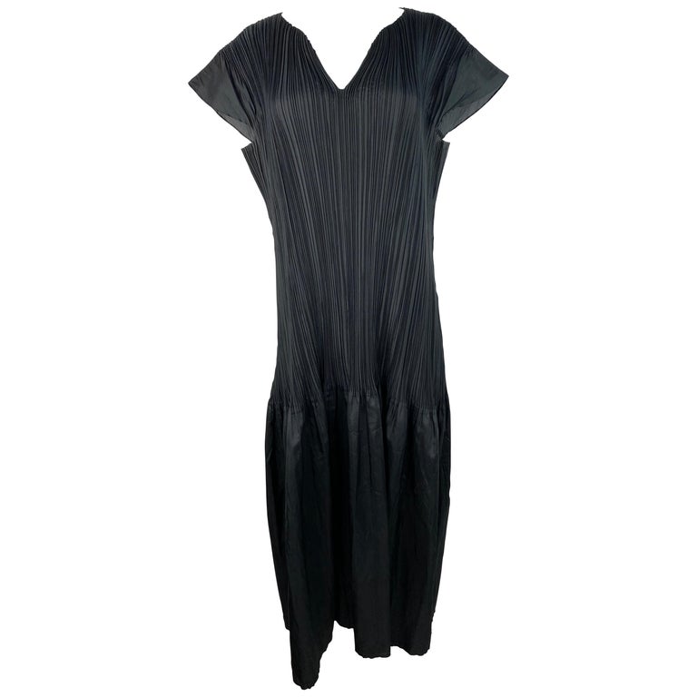 Issey Miyake Fete Black Short Sleeves Maxi Dress, Size 4 For Sale 