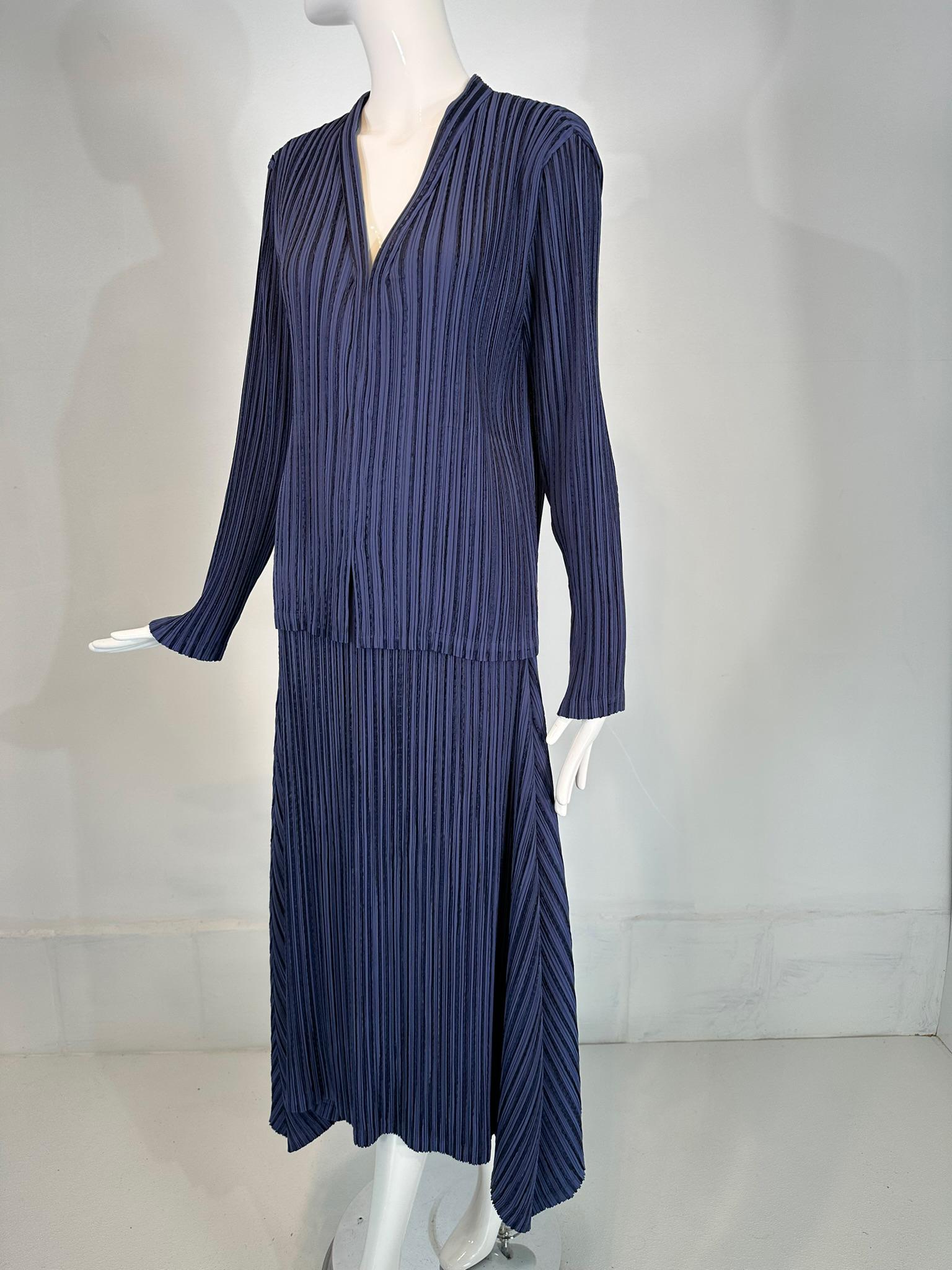Issey Miyake Fete Blaues plissiertes Set aus Jacke & Rock im Angebot 8