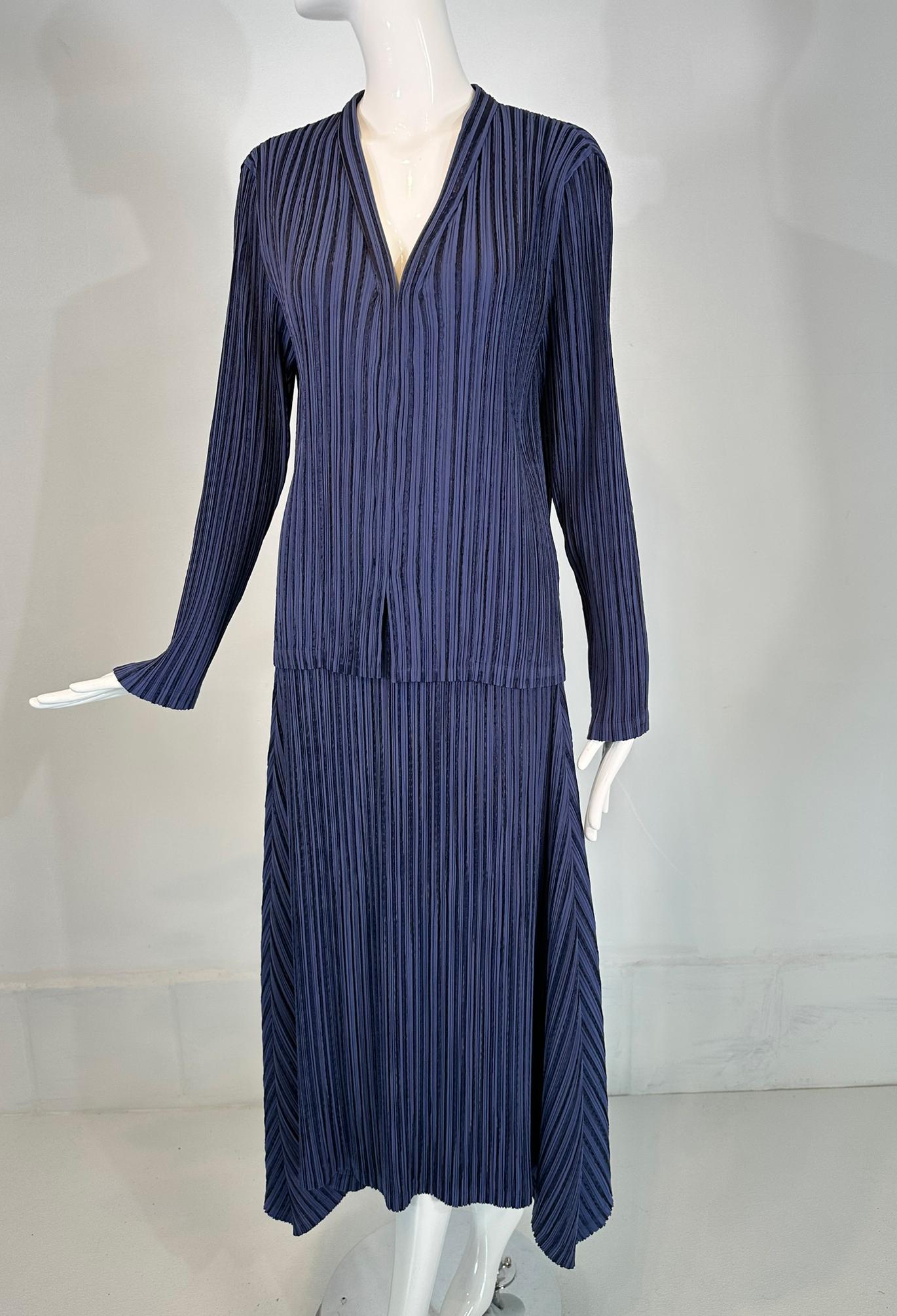 Issey Miyake Fete Blaues plissiertes Set aus Jacke & Rock im Angebot 9