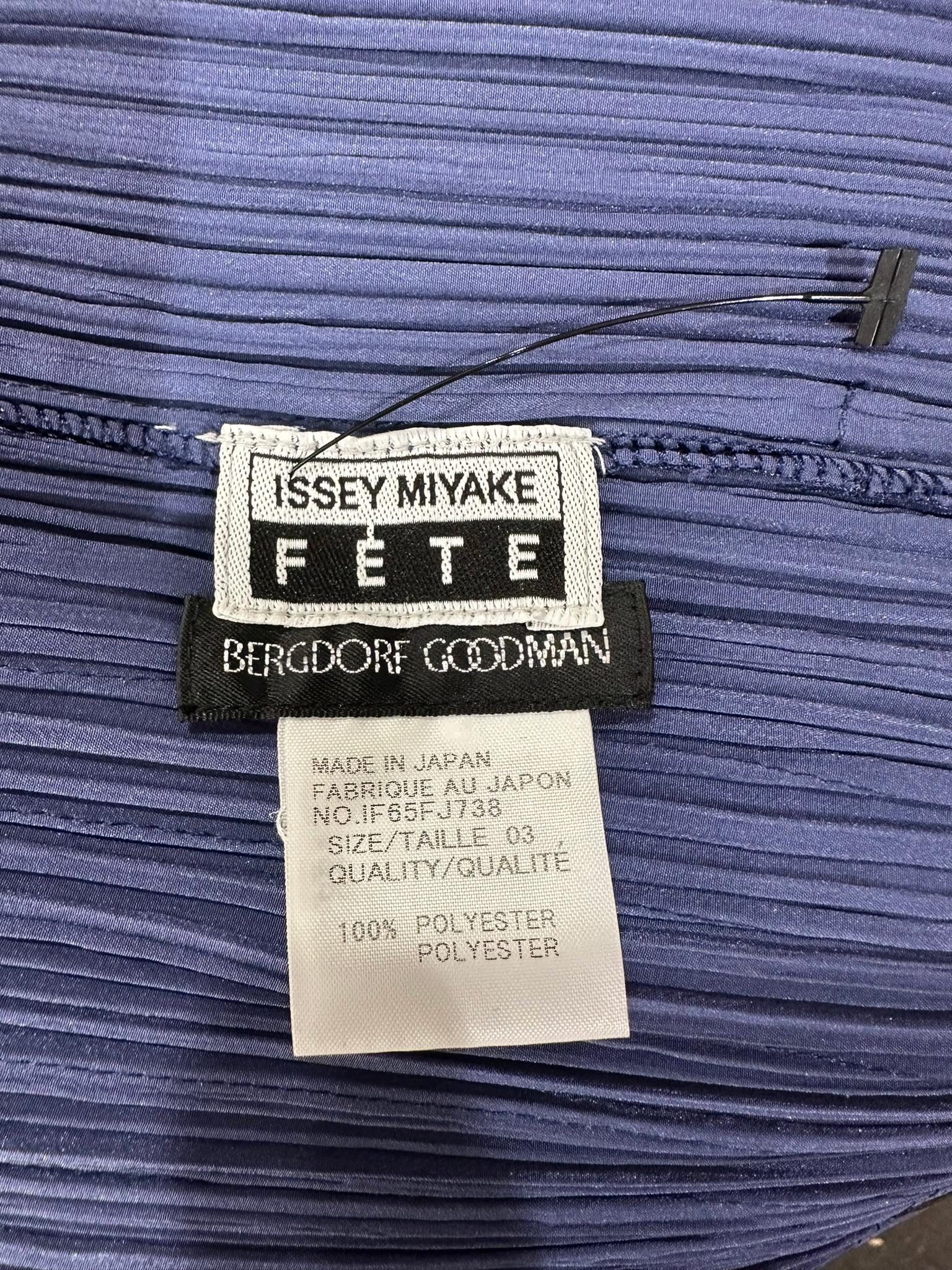 Issey Miyake Fete Blaues plissiertes Set aus Jacke & Rock im Angebot 11