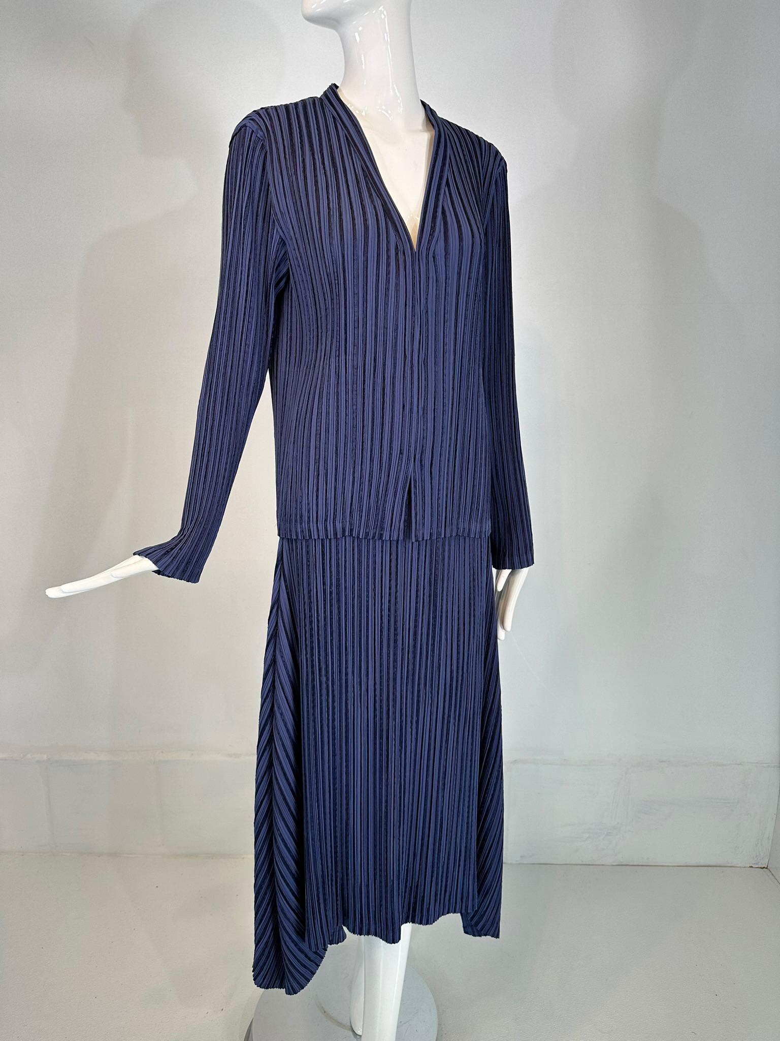 Issey Miyake Fete blaue plissierte Jacke & Rock Set. 2teiliges Set in einem schönen Blauton. Die langärmelige Jacke hat einen V-Ausschnitt und wird vorne mit verdeckten Haken und Ösen geschlossen. Unbeschriftet. Der passende Rock hat eine elastische