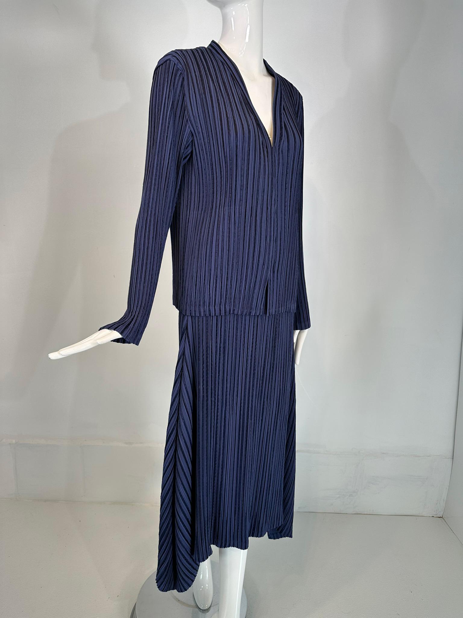 Issey Miyake Fete Blaues plissiertes Set aus Jacke & Rock im Zustand „Hervorragend“ im Angebot in West Palm Beach, FL