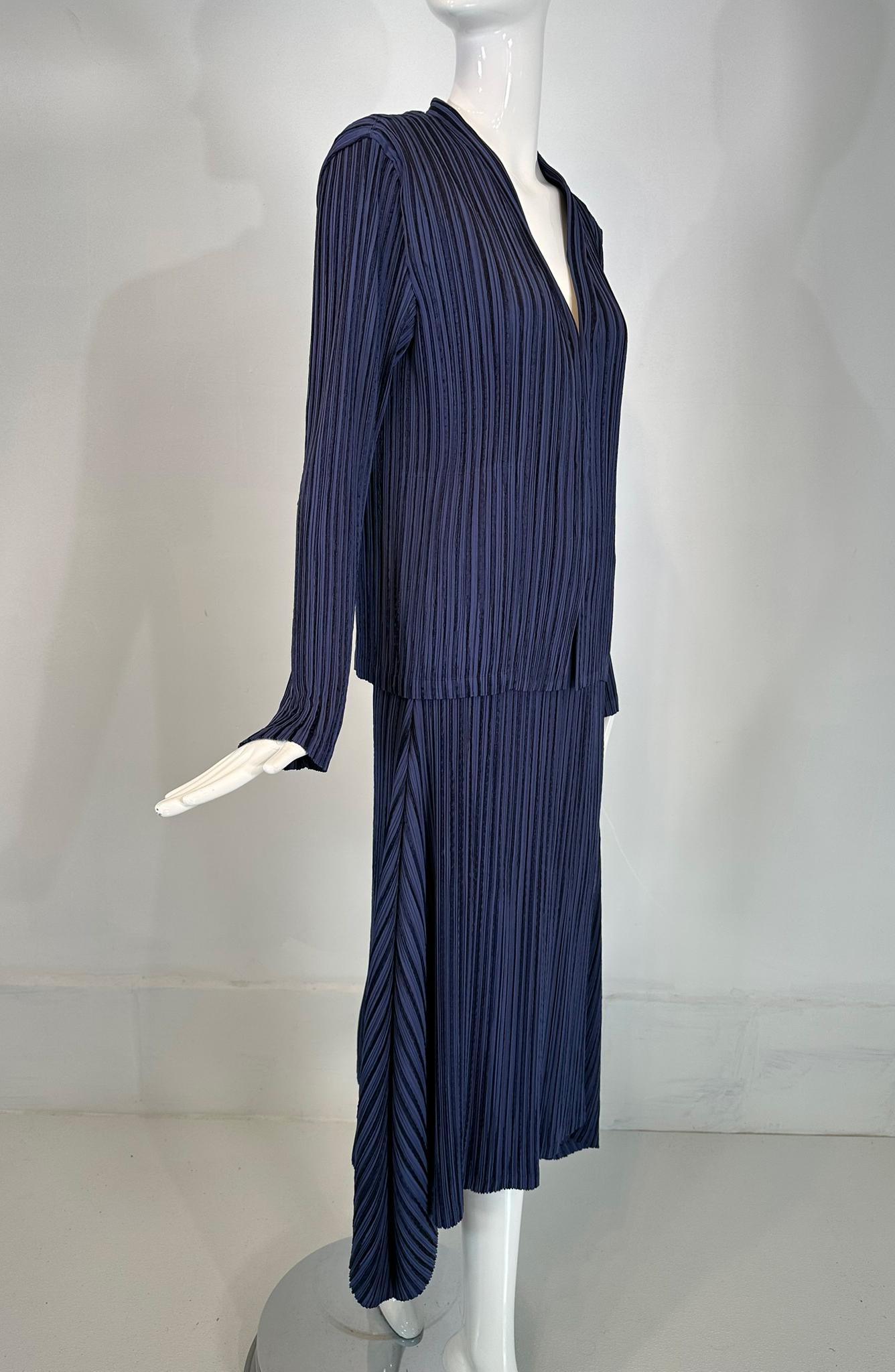 Issey Miyake Fete Blaues plissiertes Set aus Jacke & Rock Damen im Angebot