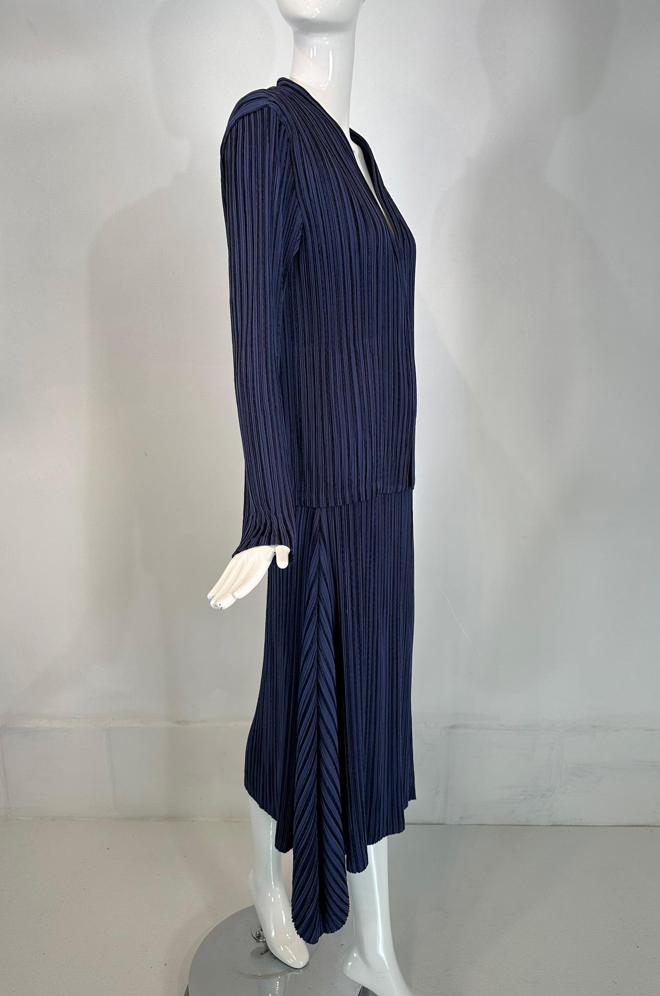 Issey Miyake Fete Blaues plissiertes Set aus Jacke & Rock im Angebot 1