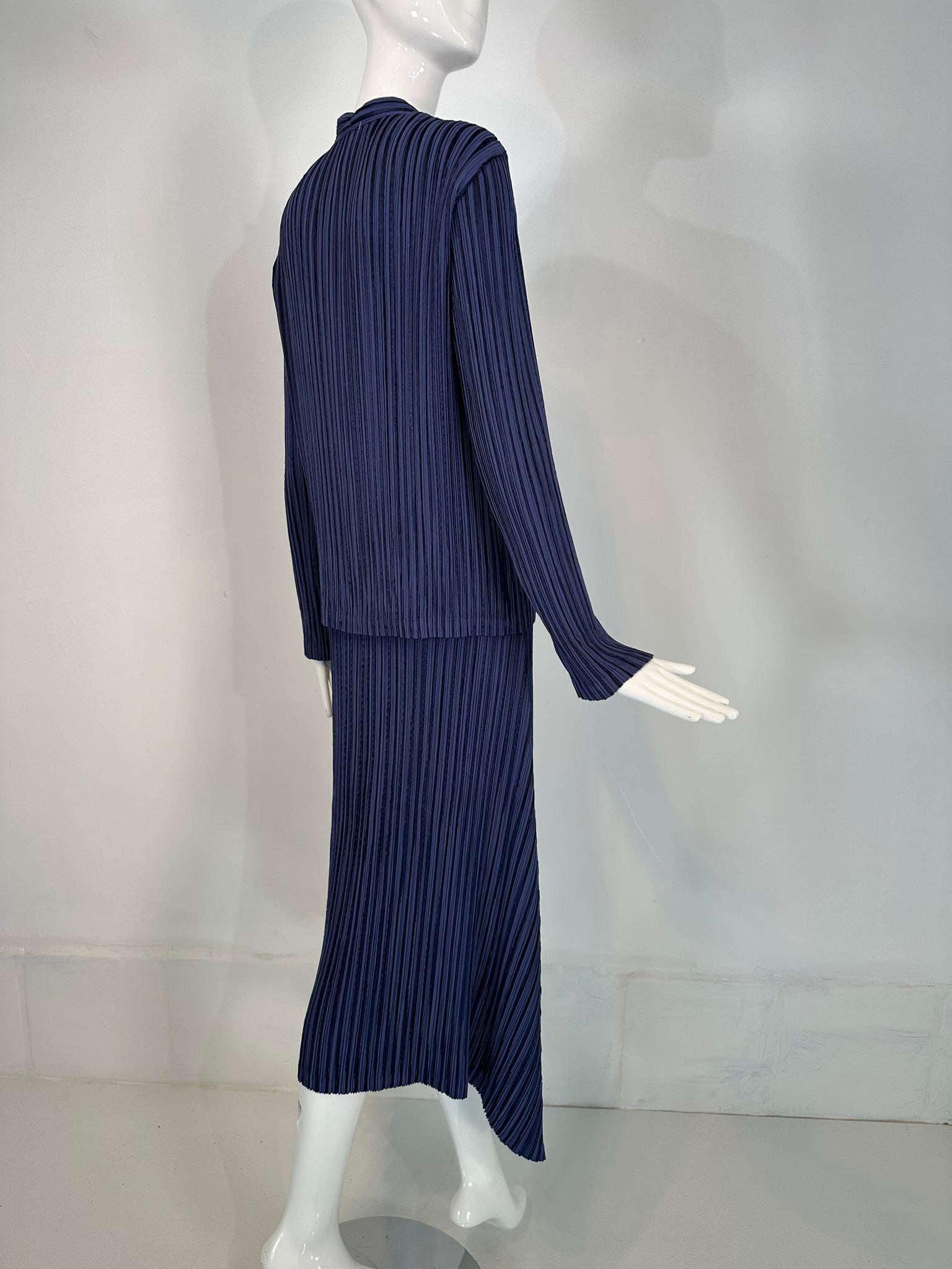 Issey Miyake Fete Blaues plissiertes Set aus Jacke & Rock im Angebot 2