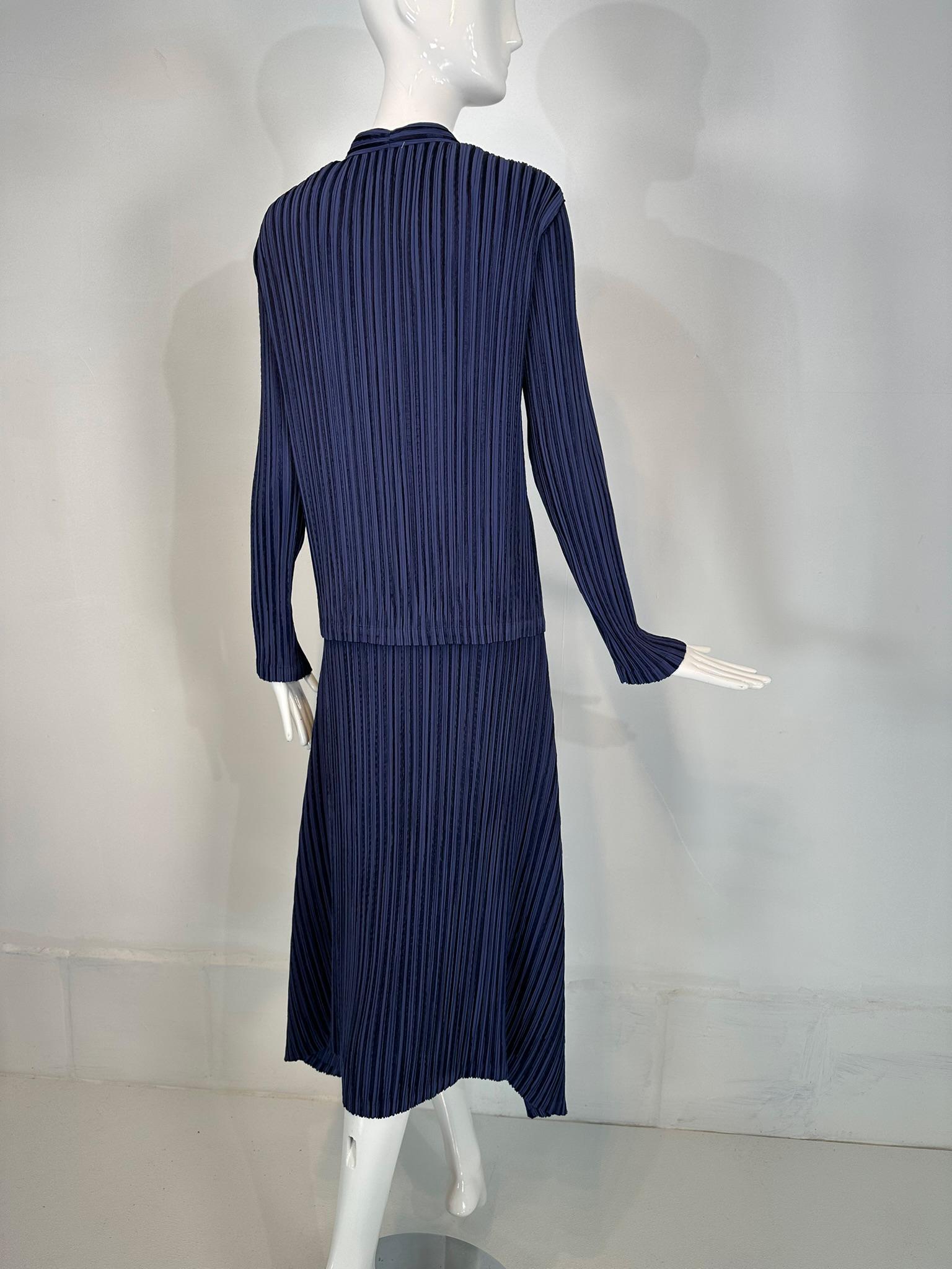 Issey Miyake Fete Blaues plissiertes Set aus Jacke & Rock im Angebot 3