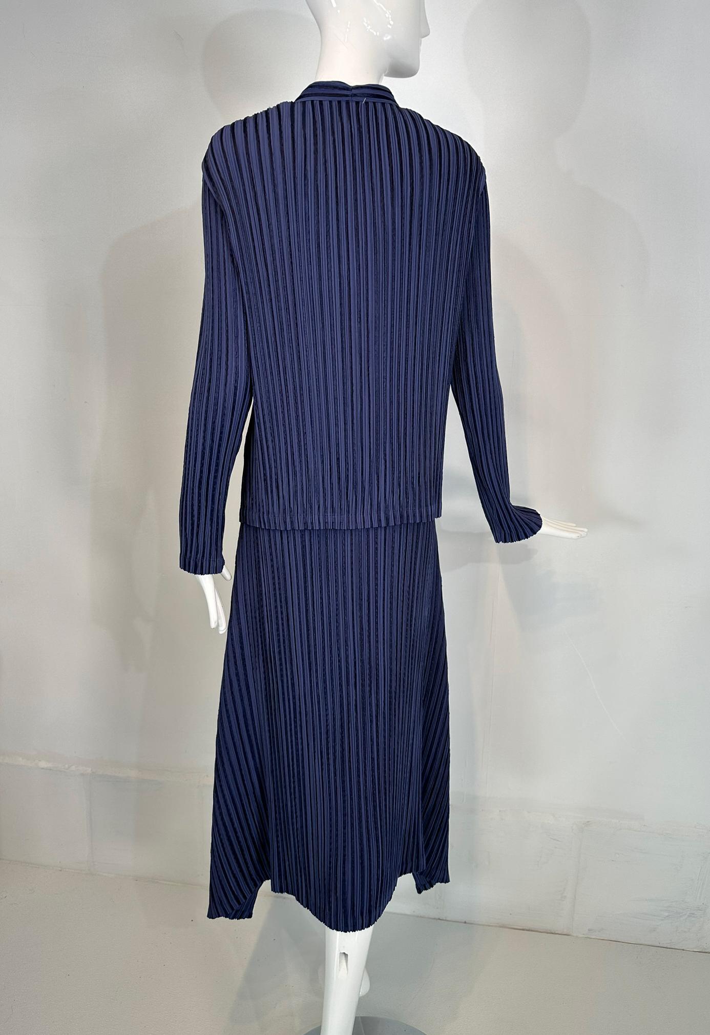 Issey Miyake Fete Blaues plissiertes Set aus Jacke & Rock im Angebot 4
