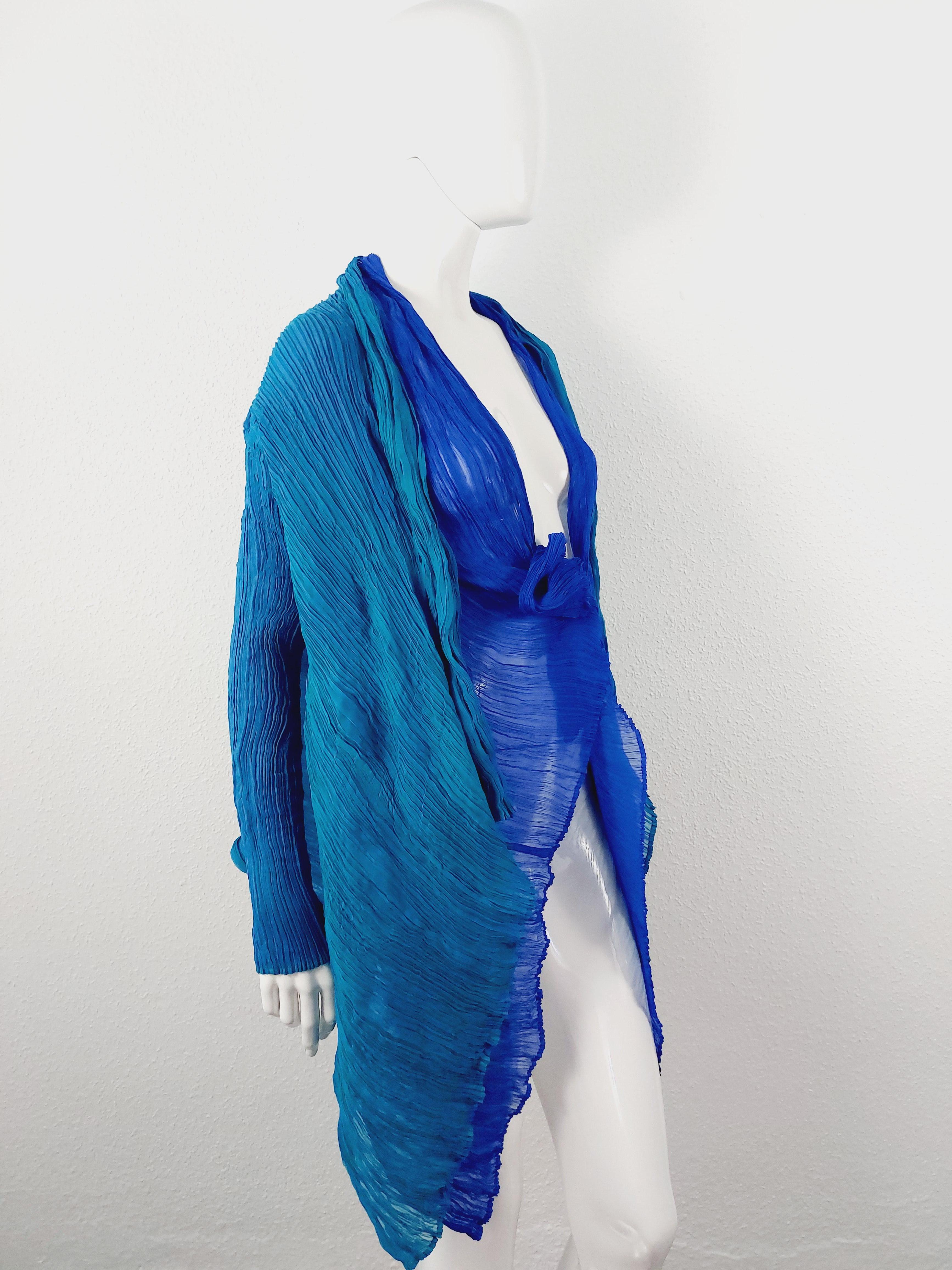 Issey Miyake Féte Fete Bicolor Blue Turquoise Asymmetric Pleated Kimono Cape Jacket Blazer

Rare bicolor asymmetric jacket from Issey Miyake.
Excellent condition.
Marked „size 2” Japan, fits for all sizes.
