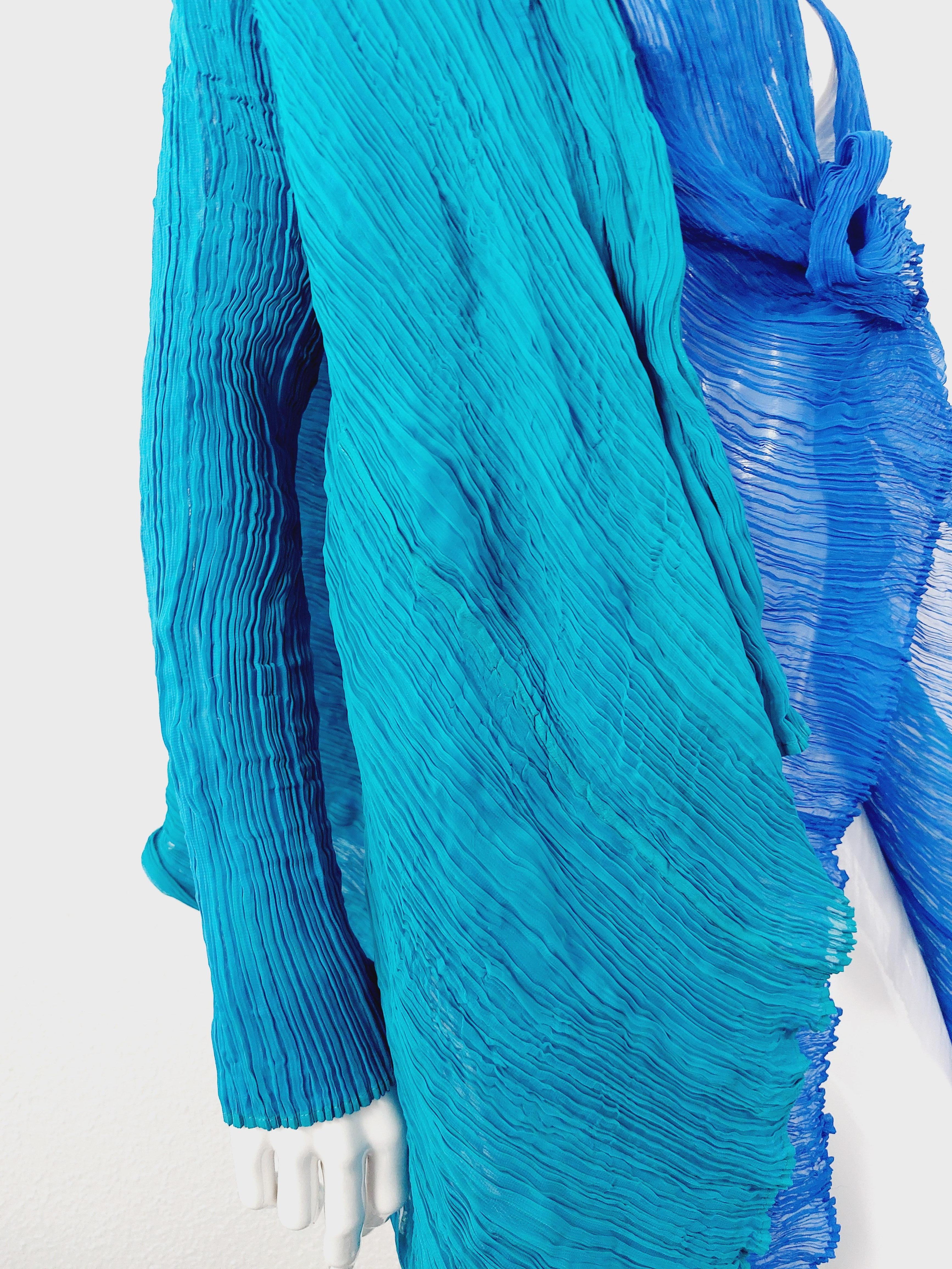 Issey Miyake Féte Fete Bicolor Blue Asymmetric Pleated Kimono Cape Jaced Dress In Excellent Condition For Sale In PARIS, FR