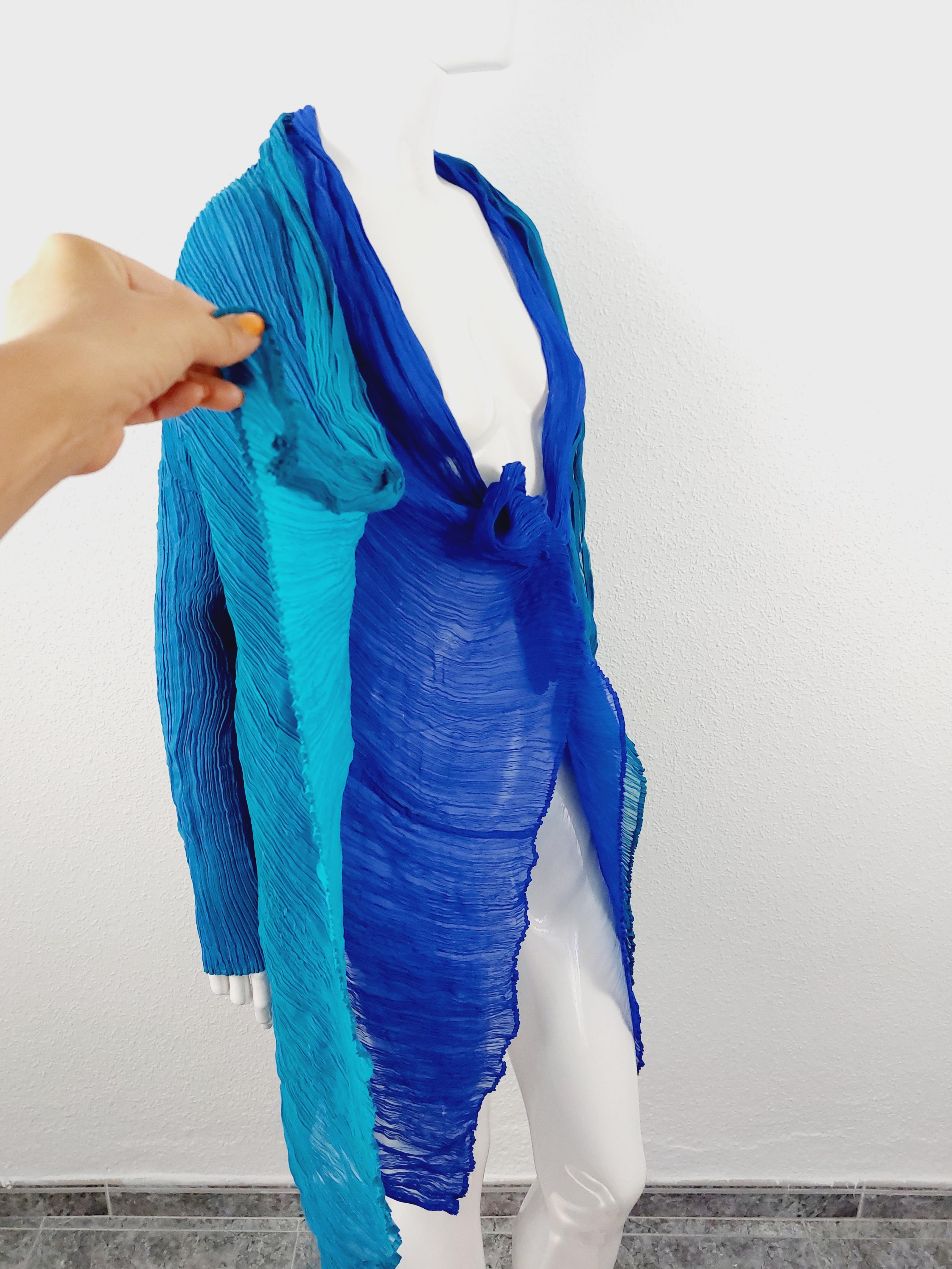 Women's Issey Miyake Féte Fete Bicolor Blue Asymmetric Pleated Kimono Cape Jaced Dress For Sale