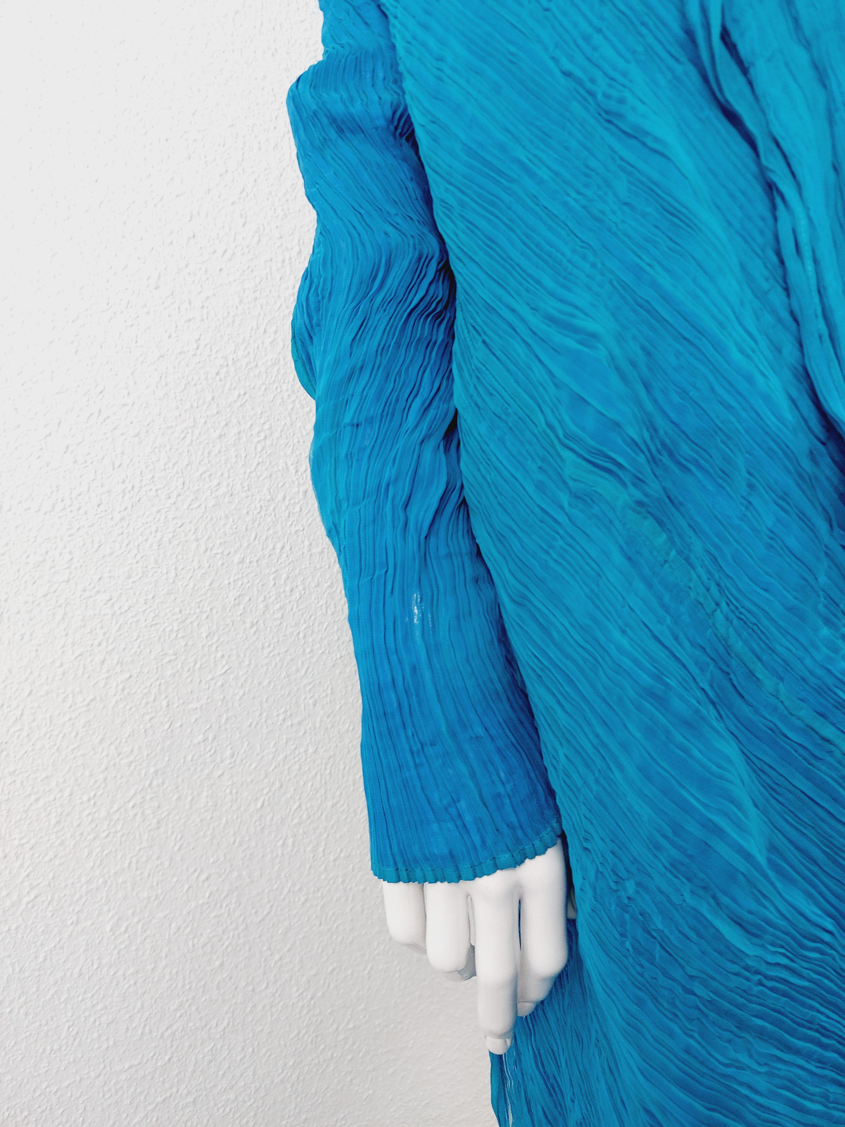 Issey Miyake Féte Fete Bicolor Blue Asymmetric Pleated Kimono Cape Jaced Dress For Sale 4