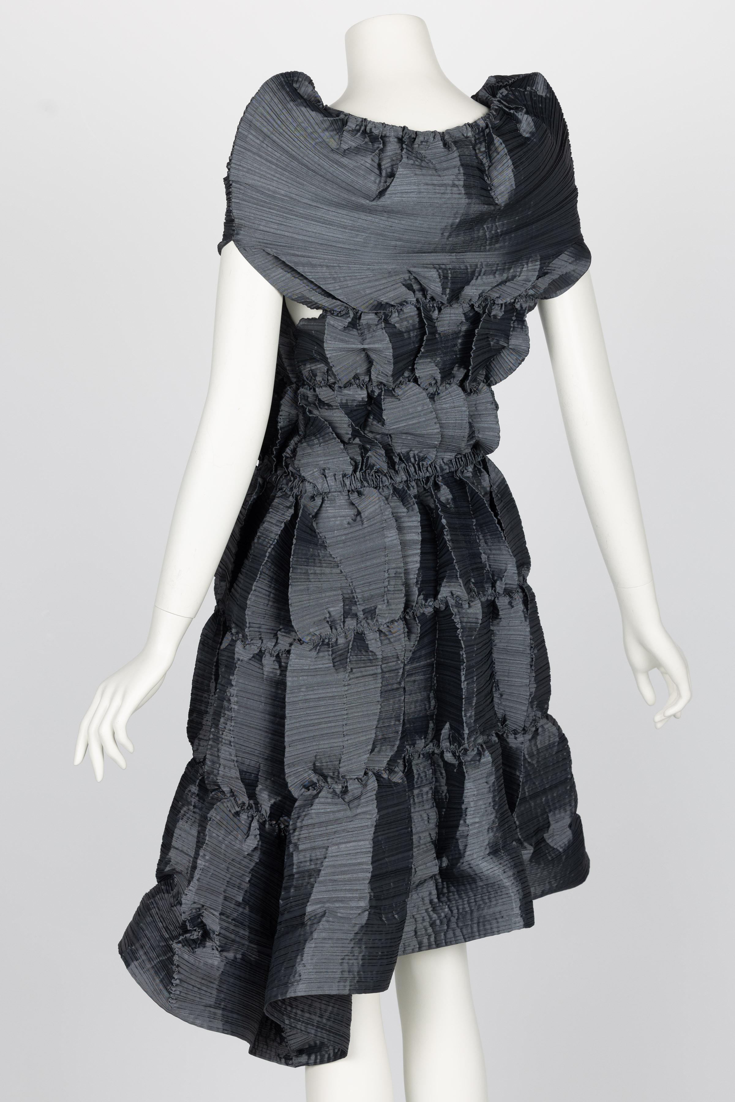 Issey Miyake Fête Silver Grey Pleats Midi Dress, Spring 2008 In Excellent Condition For Sale In Boca Raton, FL