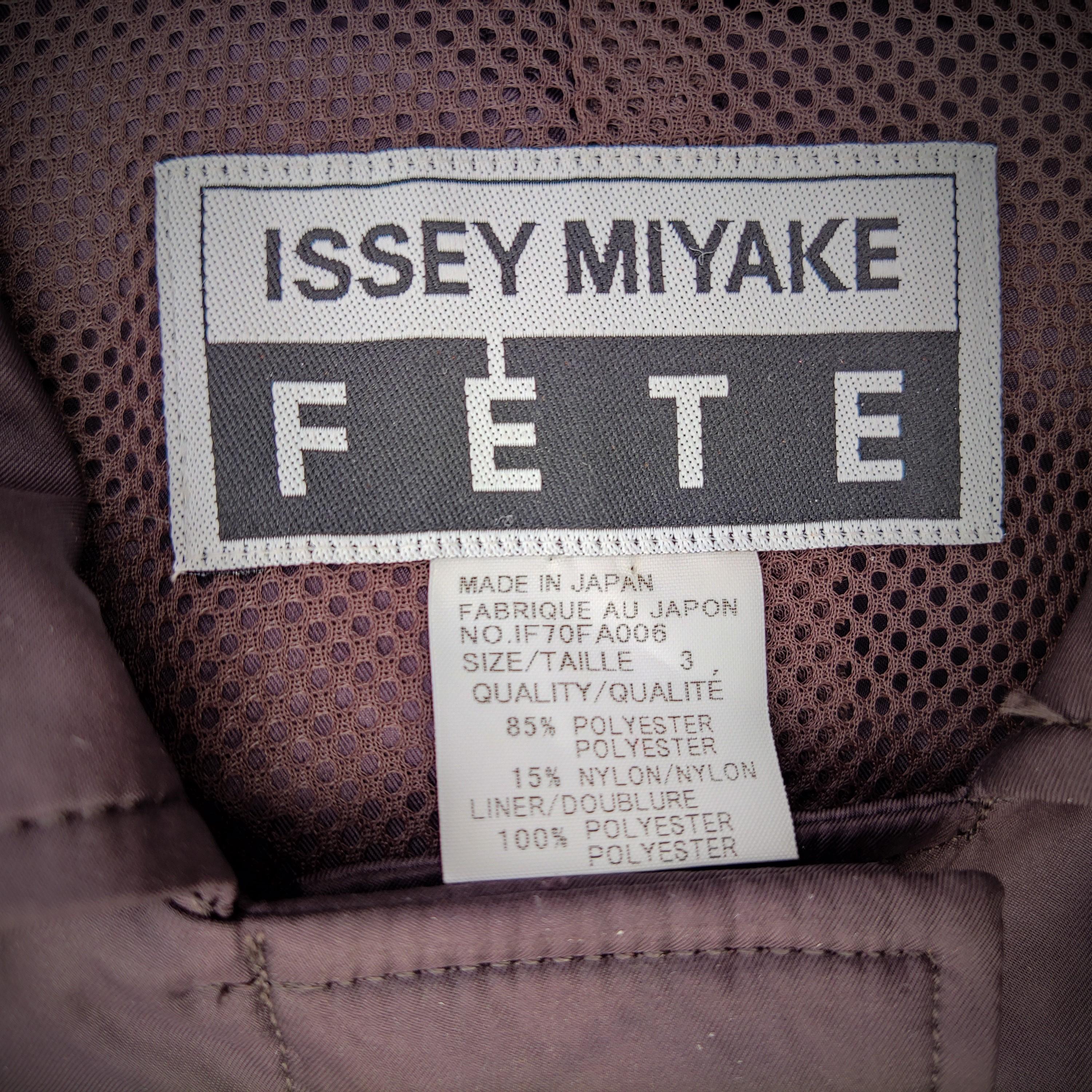 Issey Miyake Fete Vintage 80er Jahre Brauner formeller japanischer Windmantel mit Windjacke im Zustand „Hervorragend“ im Angebot in PARIS, FR