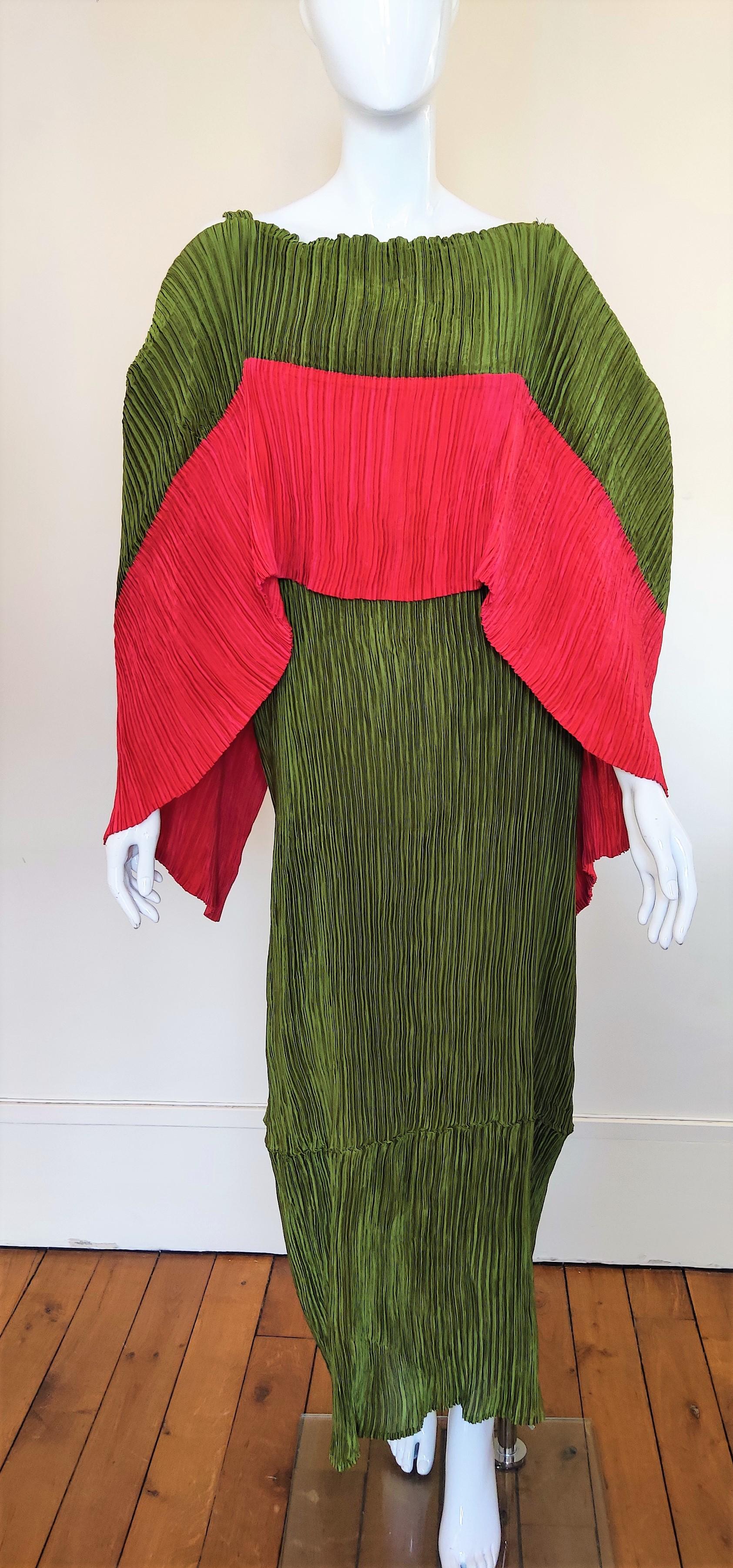 Wonderful gown dress by Issey Miyake!
Unique silhouette!
Huge collar!
You can variate the collar, the dres can be worn in 3 ways; 
with cold shoulder 
with open back
with closed back.

EXCELLENT condition!

SIZE
Marked size: medium
It fits from