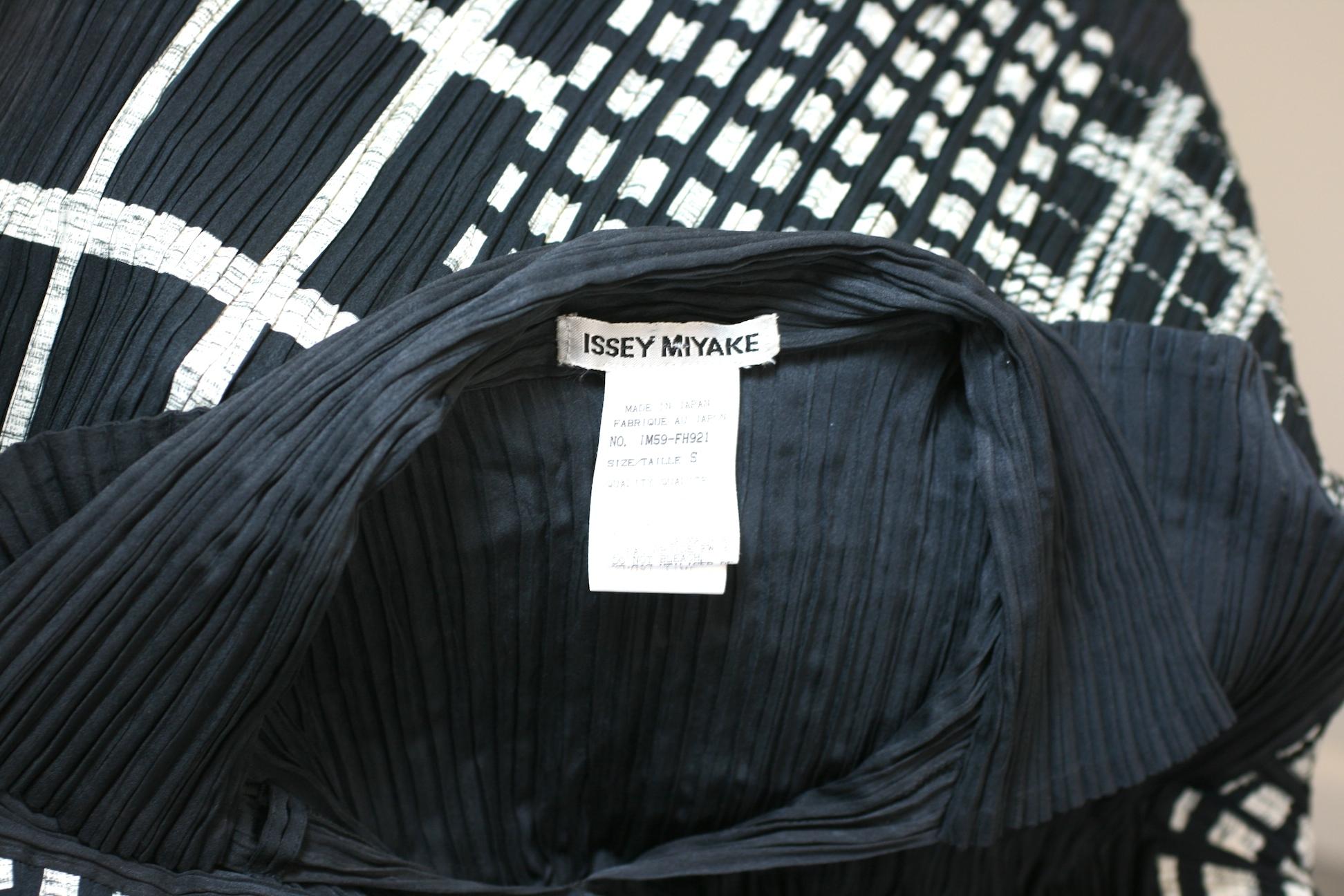 Issey Miyake Graphic Black White Pleated Dress In Excellent Condition For Sale In New York, NY