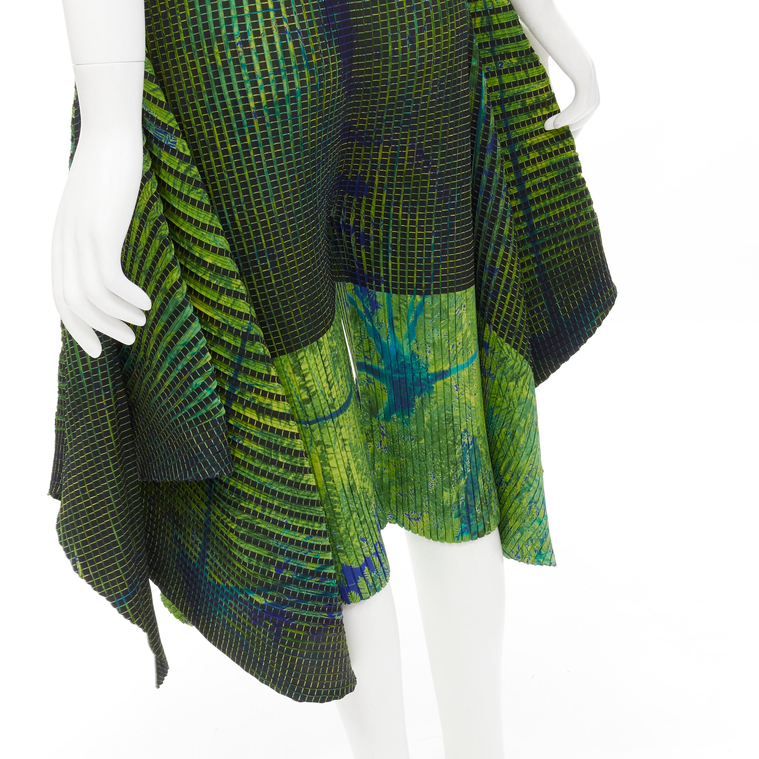 ISSEY MIYAKE Grün-Blaue drapierte Culotte-Shorts mit abstraktem Druck S im Angebot 5