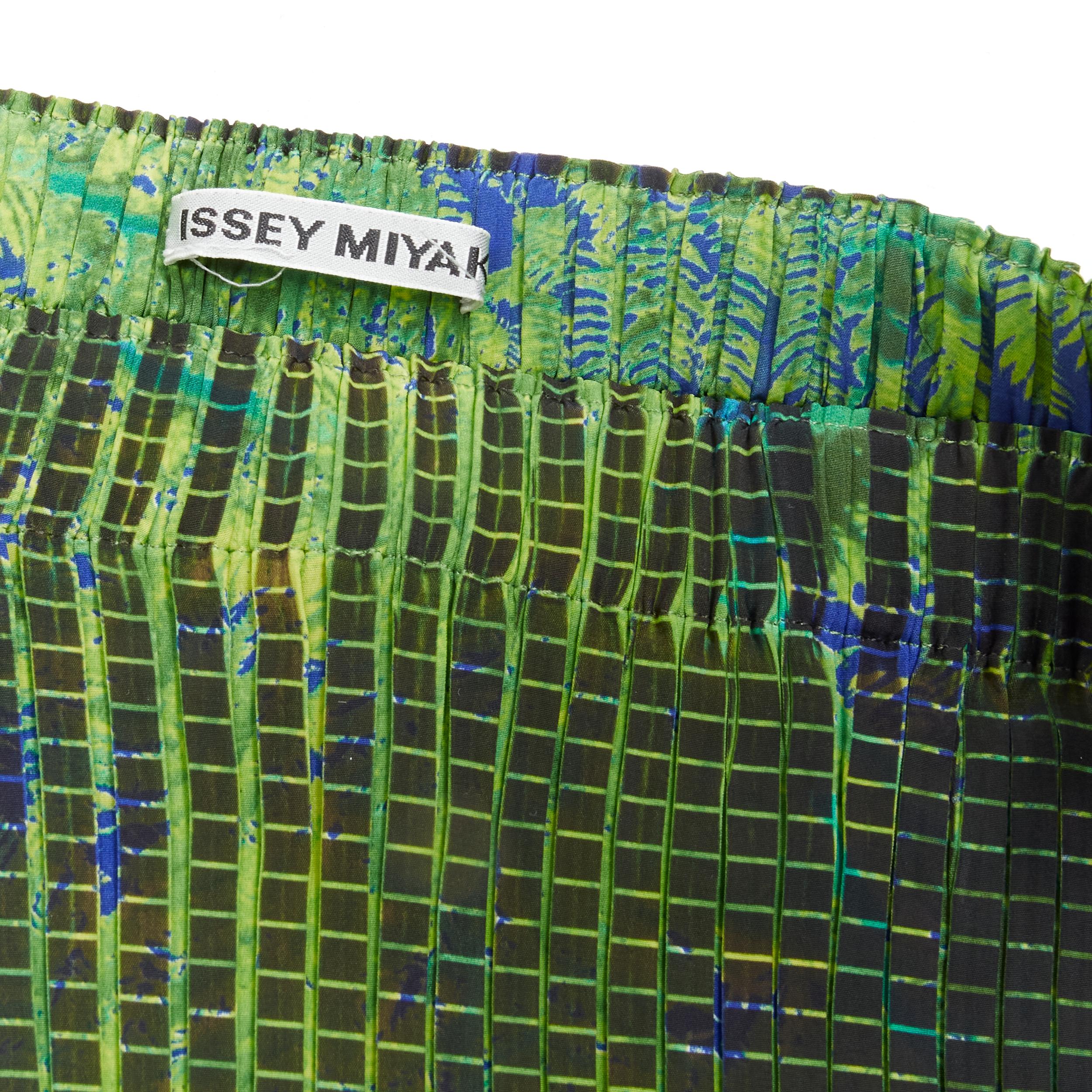 ISSEY MIYAKE Grün-Blaue drapierte Culotte-Shorts mit abstraktem Druck S im Angebot 6