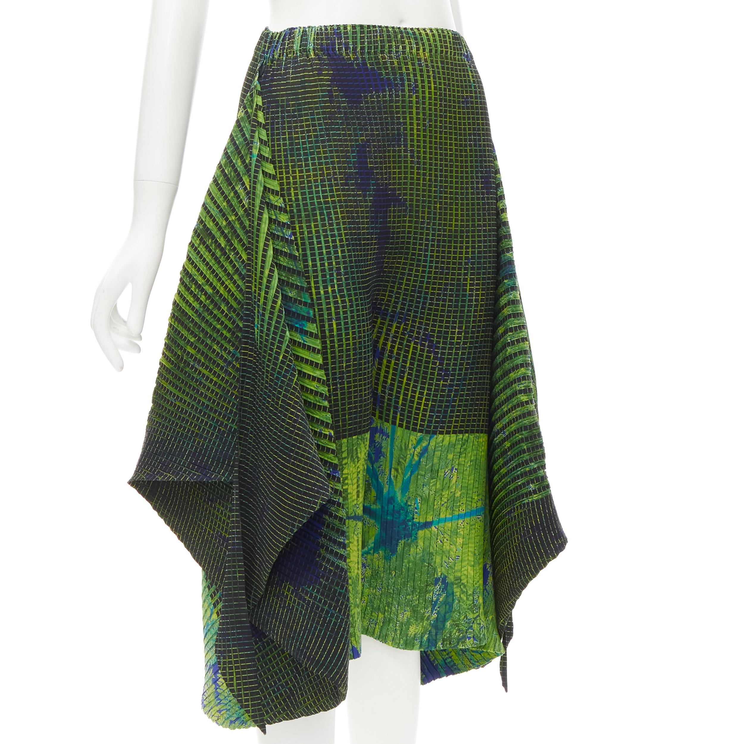 ISSEY MIYAKE green blue abstract print wrap draped culotte shorts S 
Reference: ANWU/A00439 
Brand: Issey Miyake 
Material: Polyester 
Color: Green 
Pattern: Abstract 
Extra Detail: Attached fabric that can be worn draped as side or buttoned and