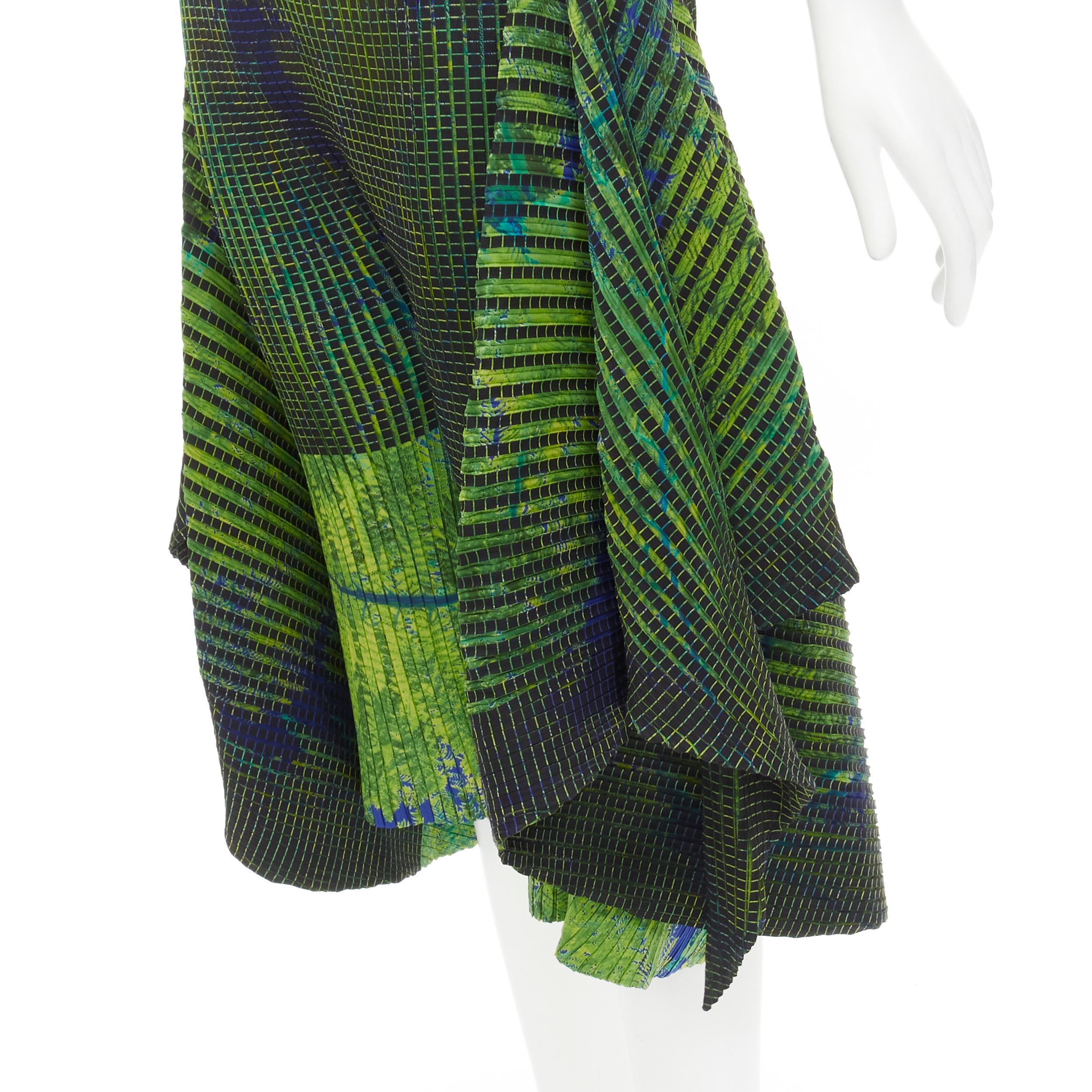 ISSEY MIYAKE Grün-Blaue drapierte Culotte-Shorts mit abstraktem Druck S (Schwarz) im Angebot