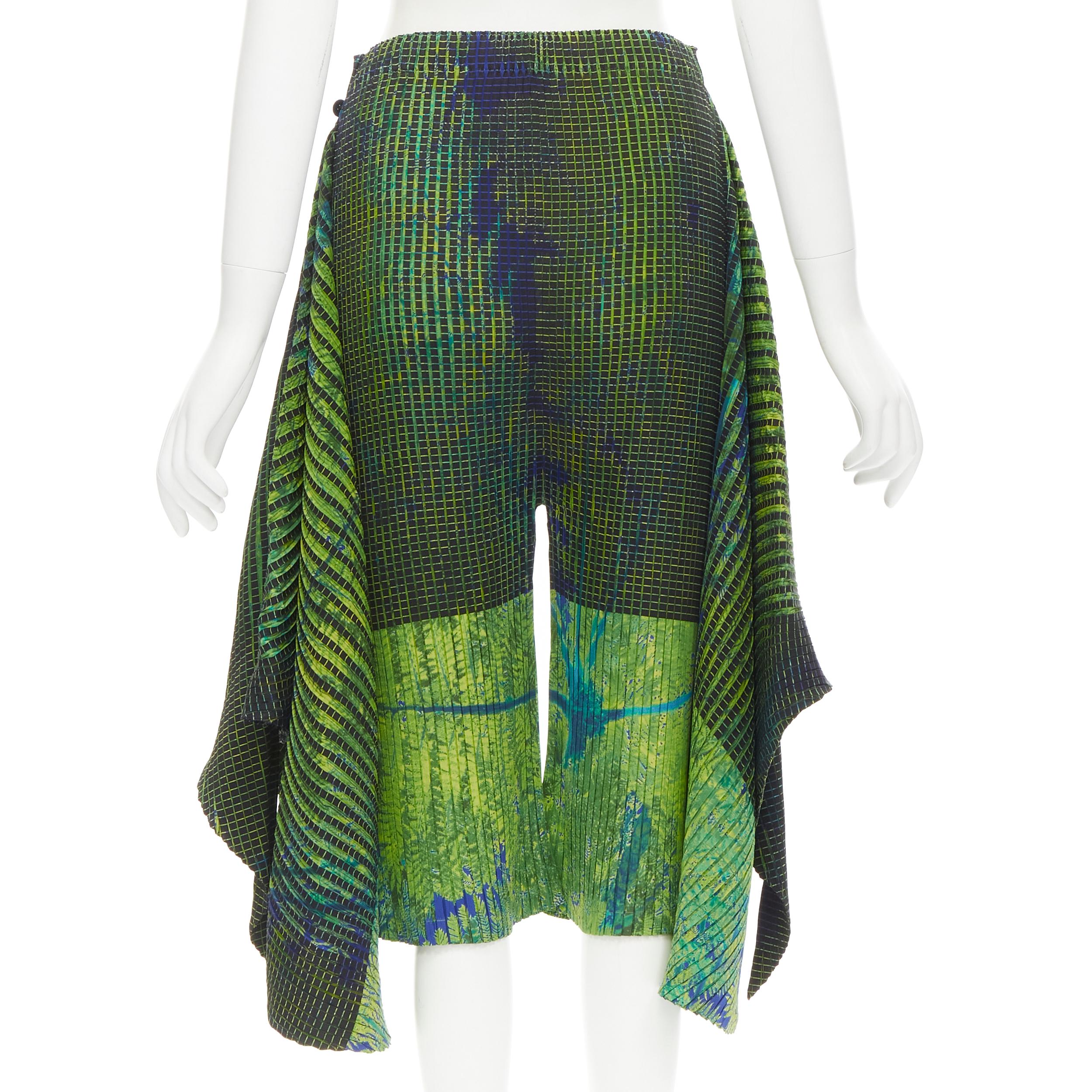 ISSEY MIYAKE Grün-Blaue drapierte Culotte-Shorts mit abstraktem Druck S Damen im Angebot
