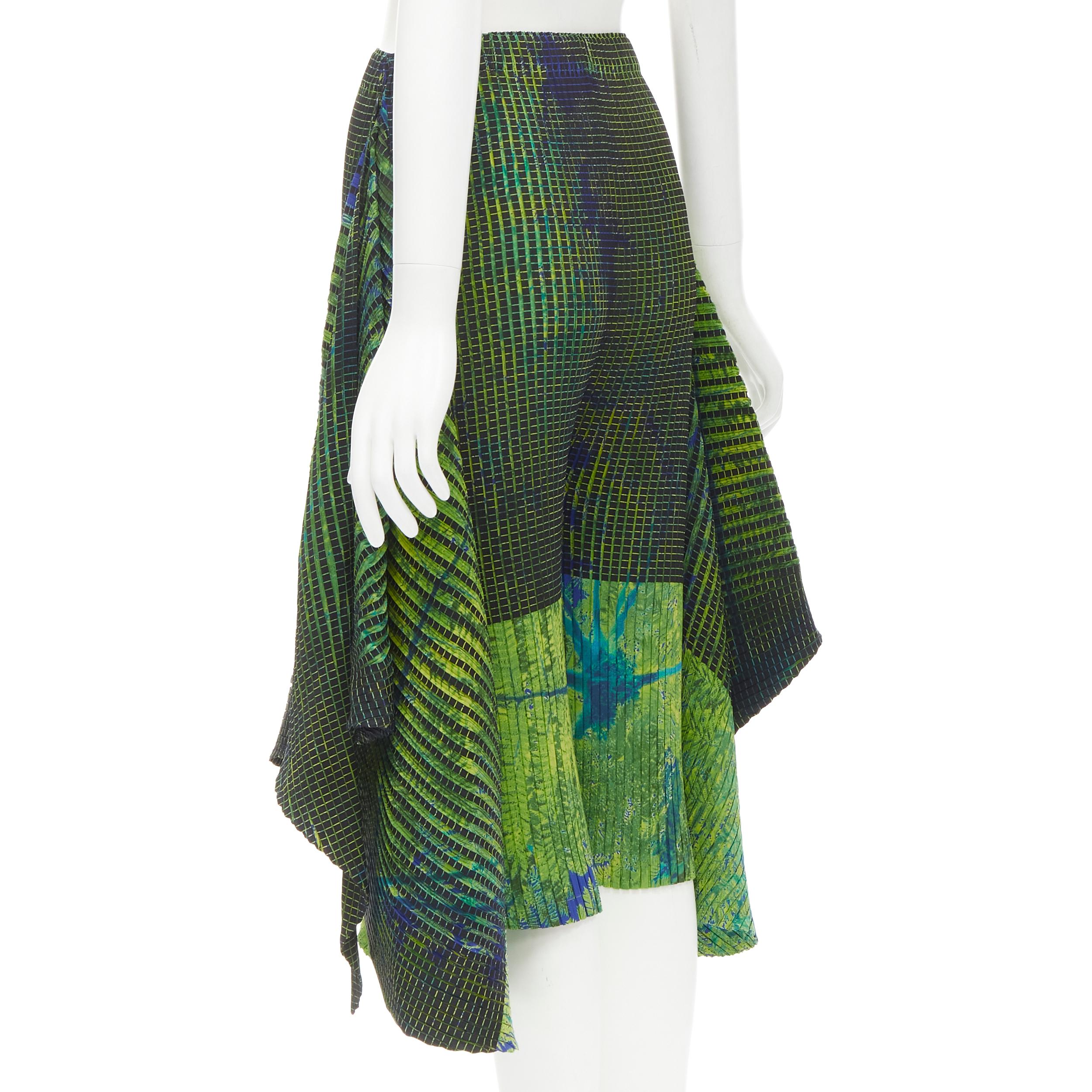 ISSEY MIYAKE Grün-Blaue drapierte Culotte-Shorts mit abstraktem Druck S im Angebot 1