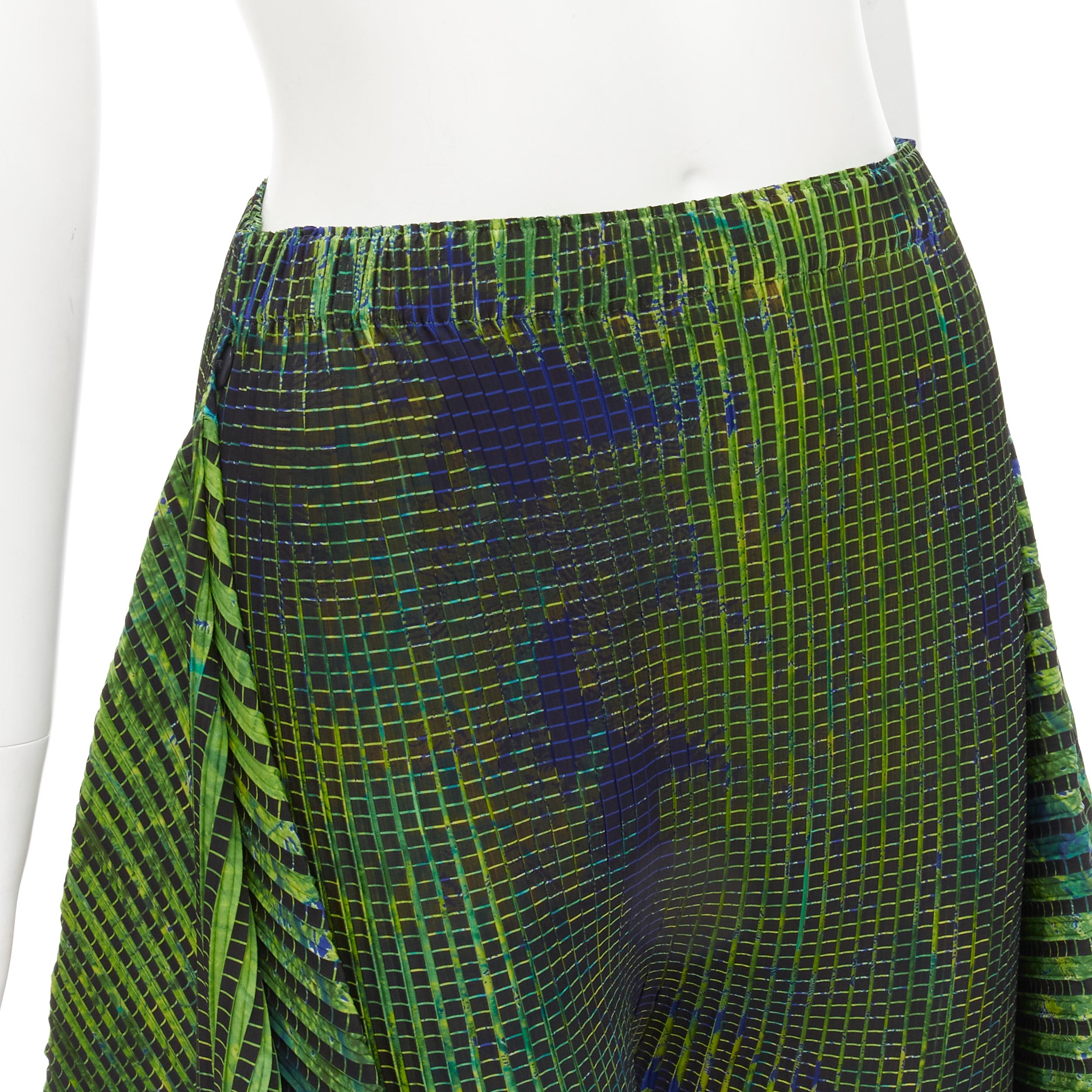 ISSEY MIYAKE Grün-Blaue drapierte Culotte-Shorts mit abstraktem Druck S im Angebot 2