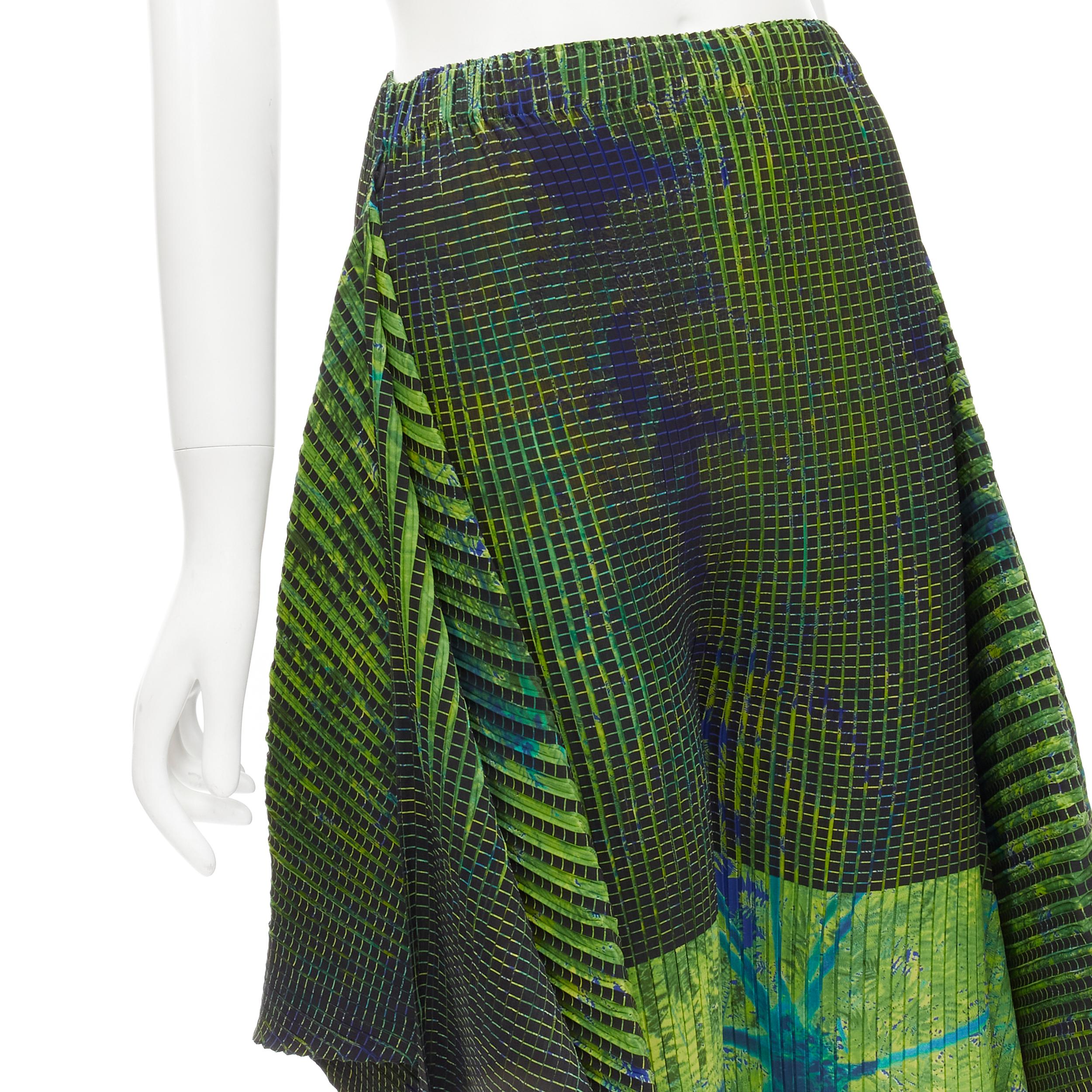 ISSEY MIYAKE Grün-Blaue drapierte Culotte-Shorts mit abstraktem Druck S im Angebot 3