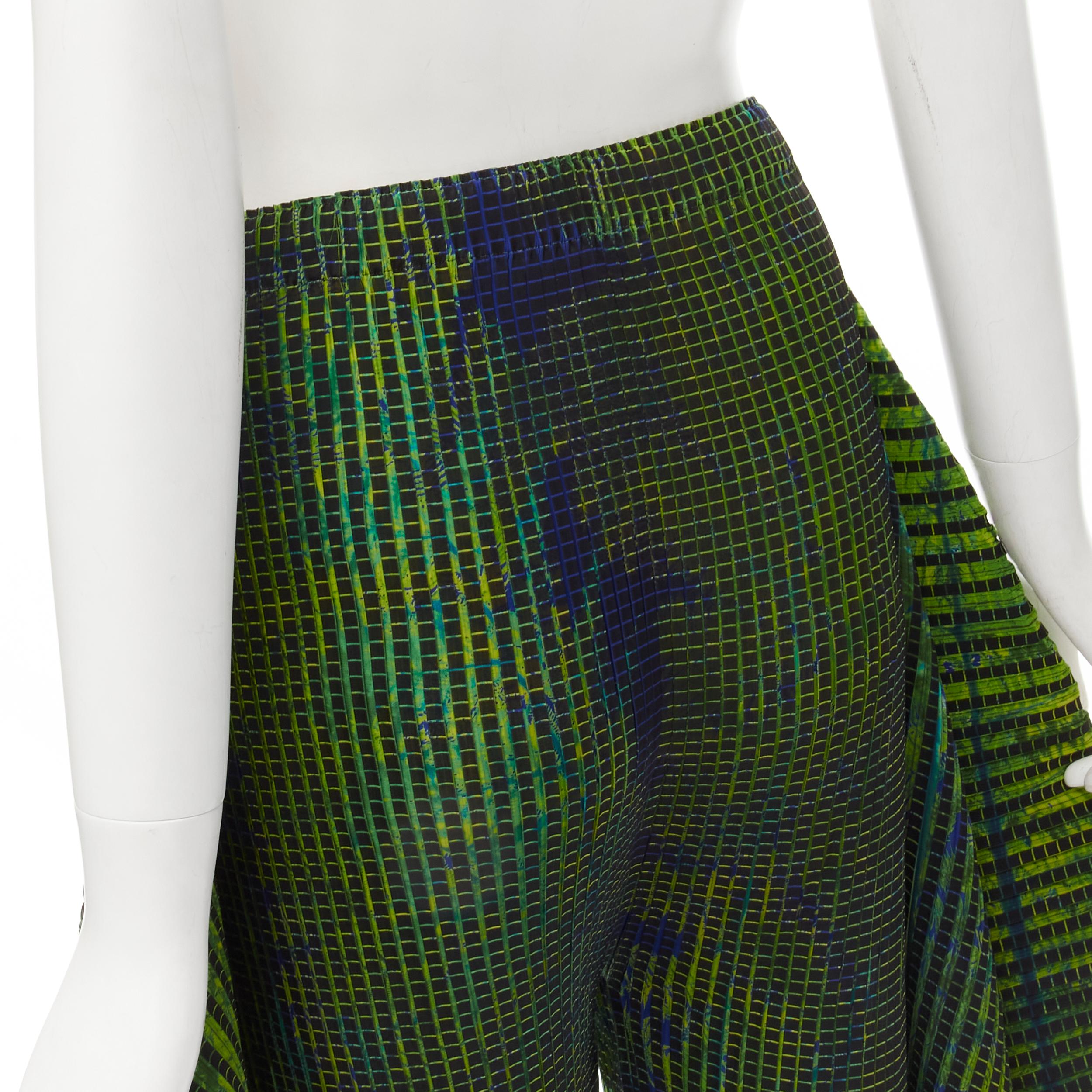 ISSEY MIYAKE Grün-Blaue drapierte Culotte-Shorts mit abstraktem Druck S im Angebot 4