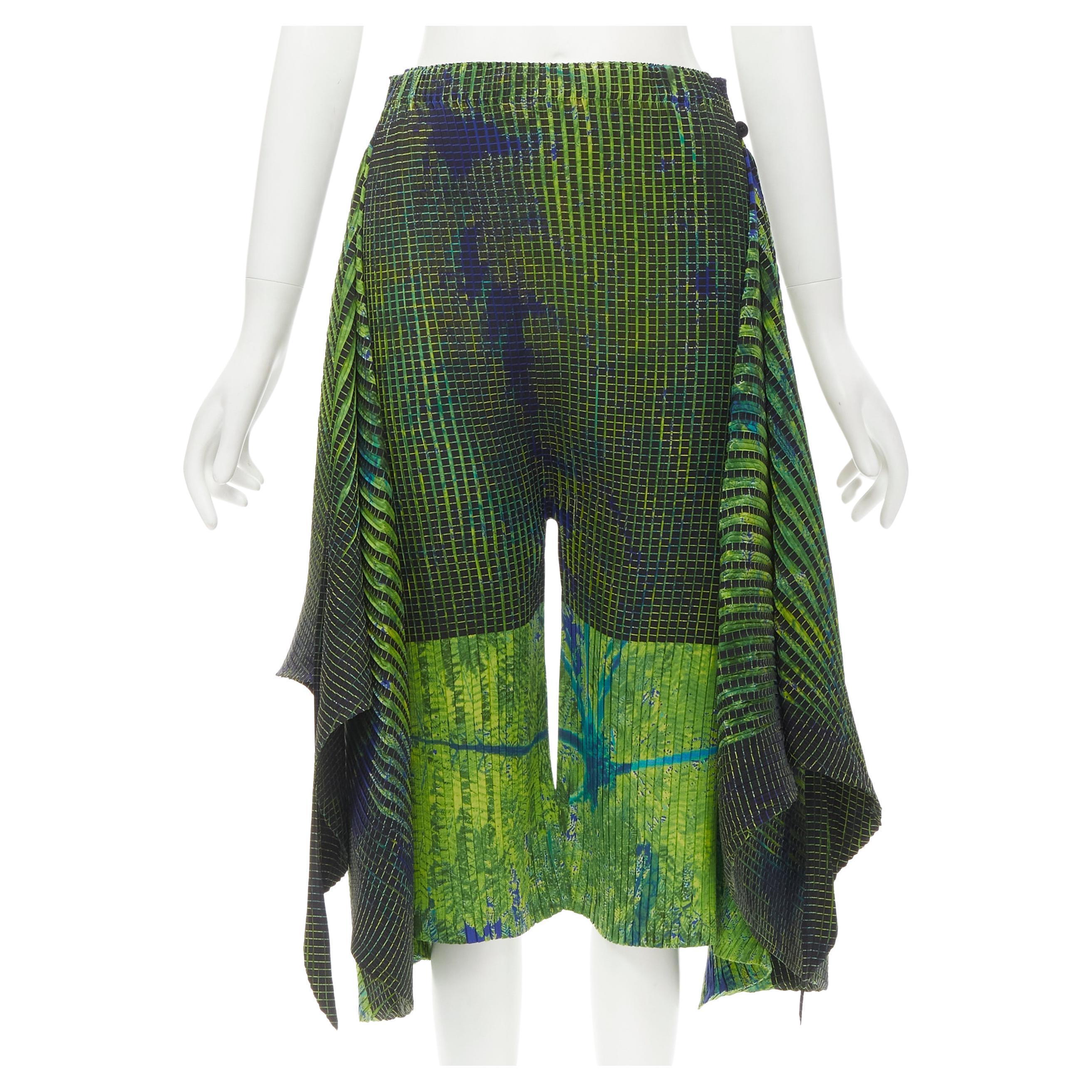 ISSEY MIYAKE Grün-Blaue drapierte Culotte-Shorts mit abstraktem Druck S im Angebot