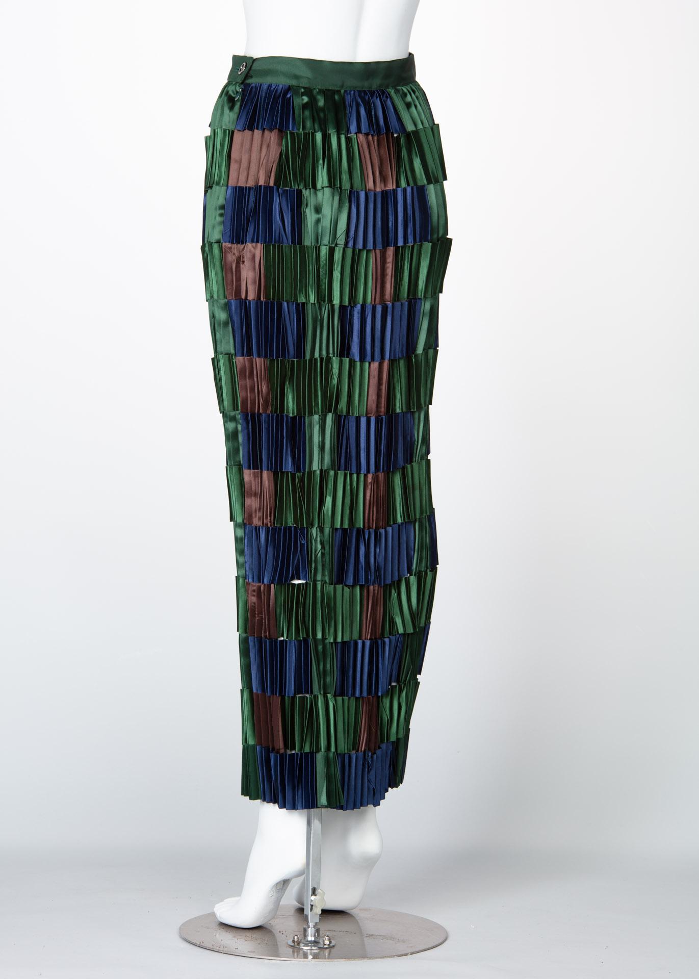 Issey Miyake - Jupe en satin plissé bleu et vert avec ruban, années 1990  Excellent état - En vente à Boca Raton, FL