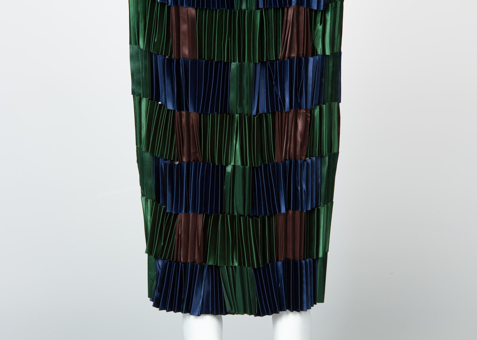 Issey Miyake - Jupe en satin plissé bleu et vert avec ruban, années 1990  en vente 3