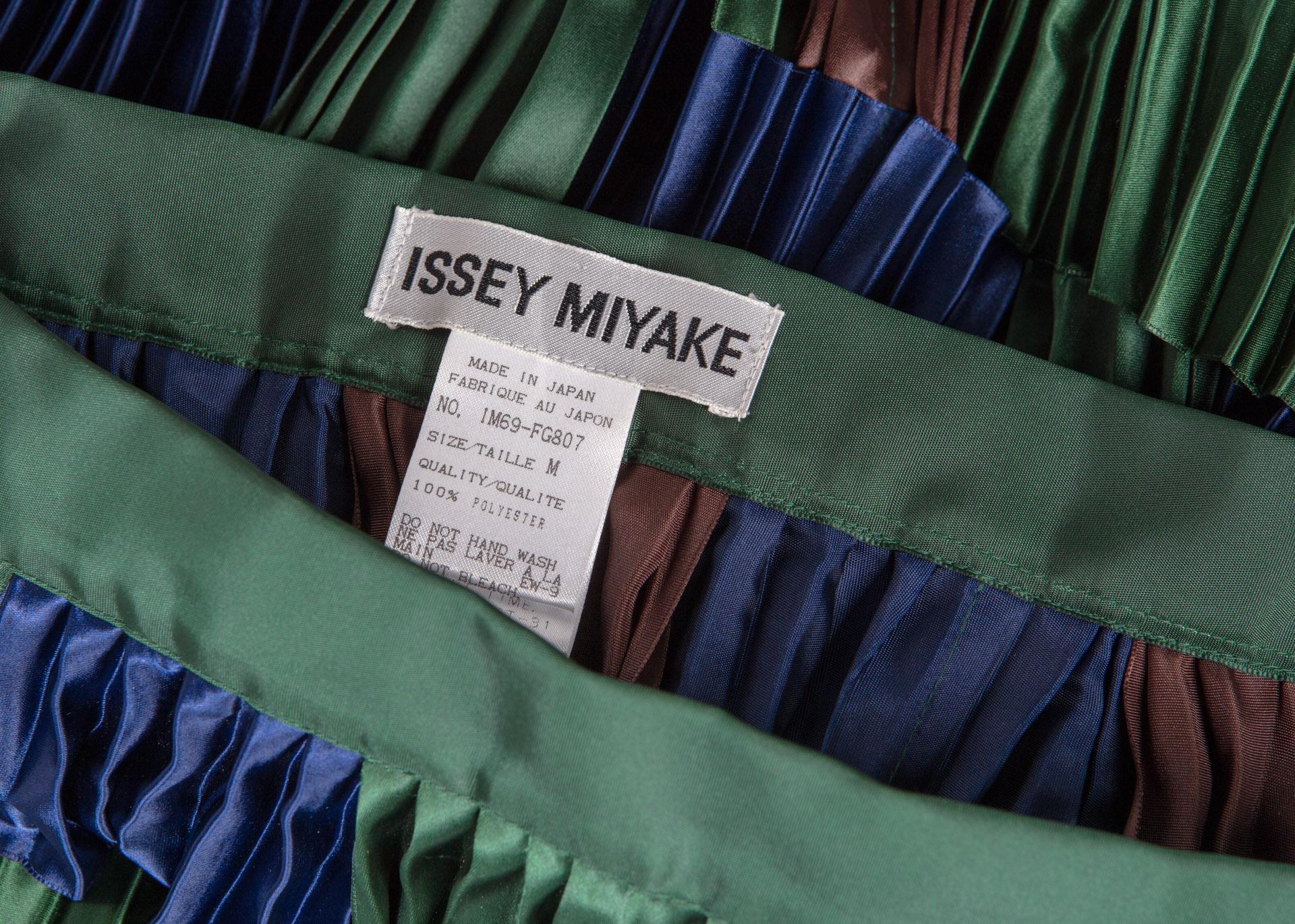 Issey Miyake - Jupe en satin plissé bleu et vert avec ruban, années 1990  en vente 4