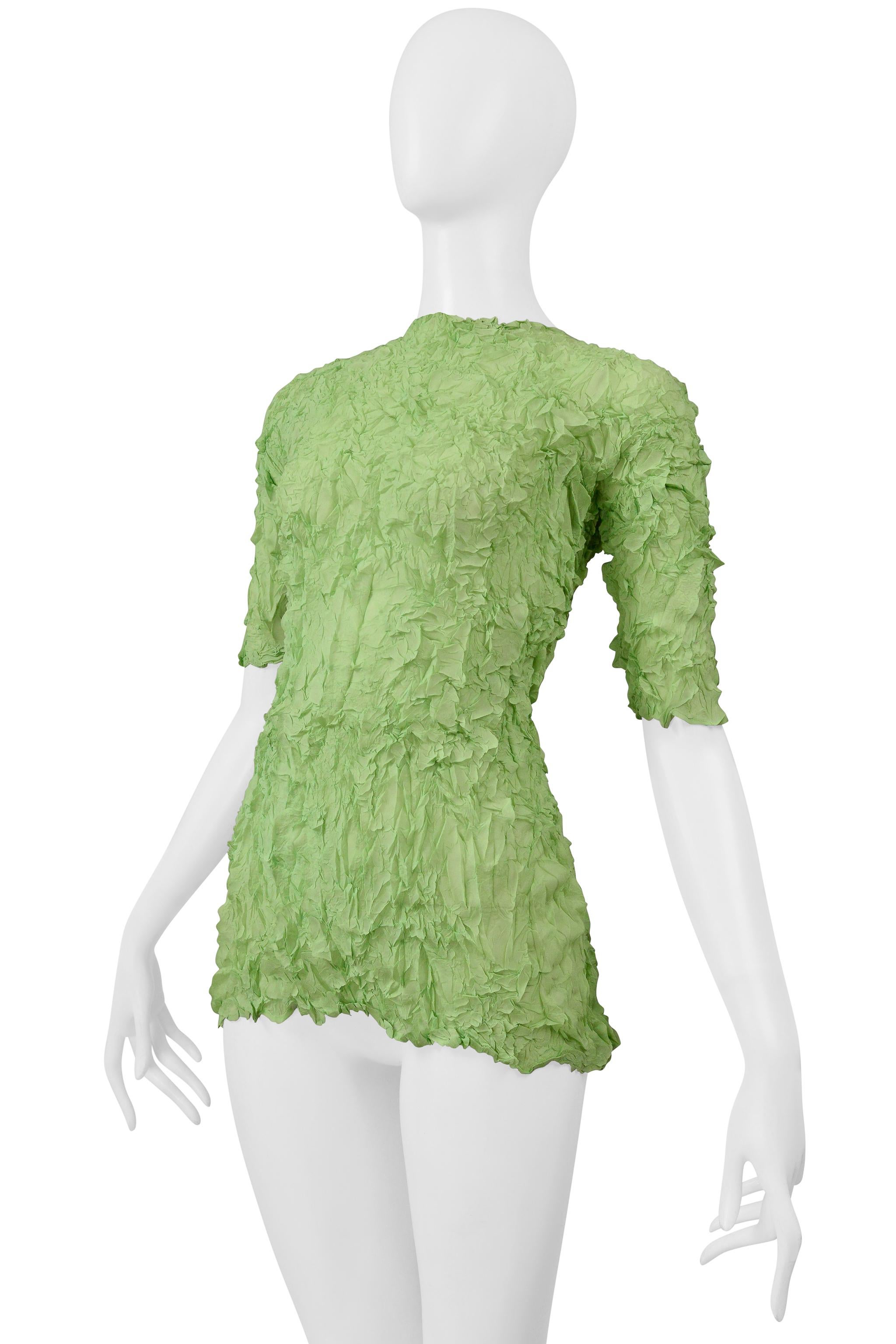 Resurrection Vintage è entusiasta di offrire un top vintage Issey Miyake verde con pieghe, scollo dritto, maniche a tre quarti e leggermente trasparente. 

Issey Miyake
Dimensioni: Piccolo 
Tessuto: 100% poliestere

Collezione 2000-2001 
Eccellenti