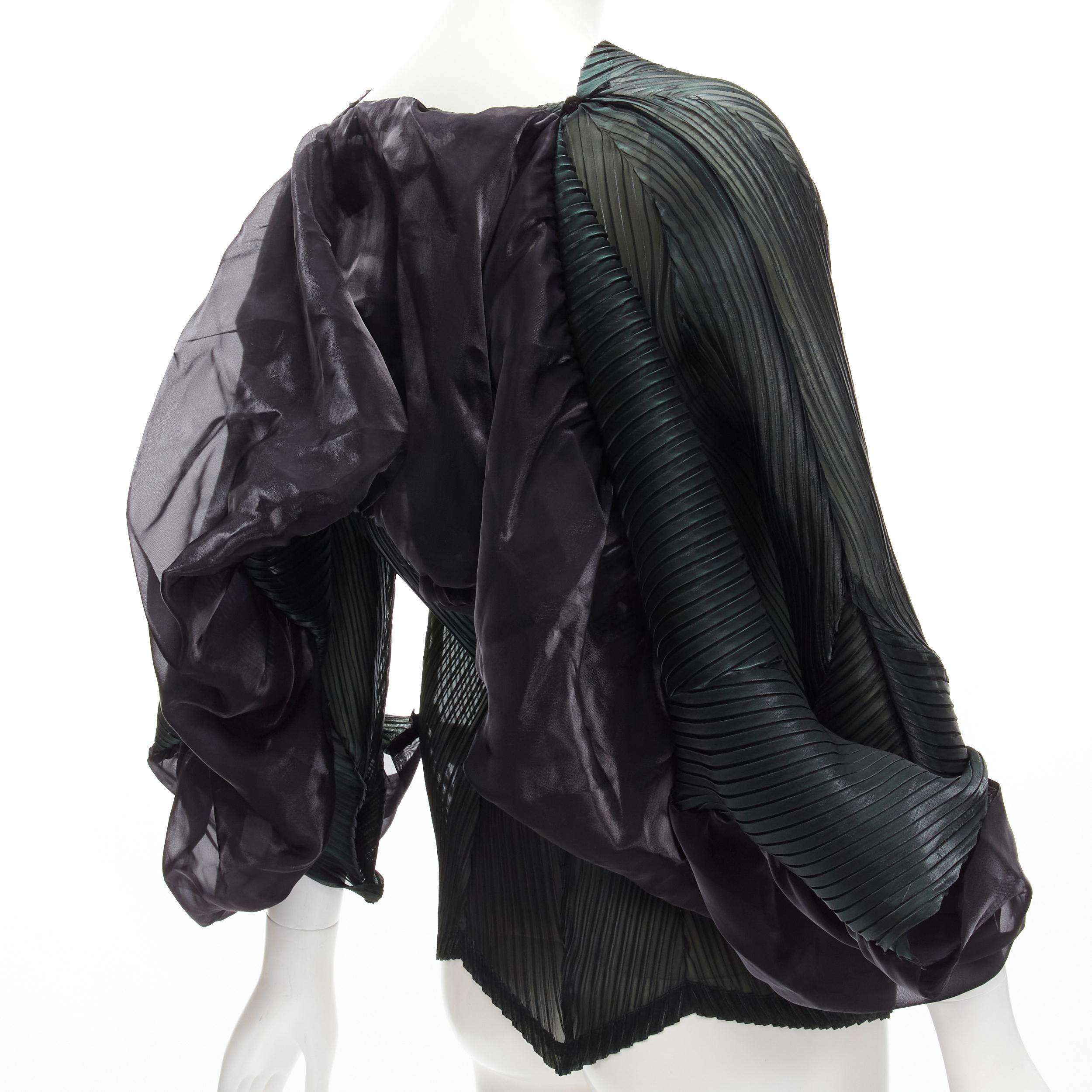 ISSEY MIYAKE green plisse pleat black cloud ruffle shawl top JP3 L 
Reference: TGAS/C01239 
Brand: Issey Miyake 
Material: Polyester 
Color: Green 
Pattern: Solid 
Closure: Button 
Extra Detail: Jagged hem. Button front. Detachable black ruffle