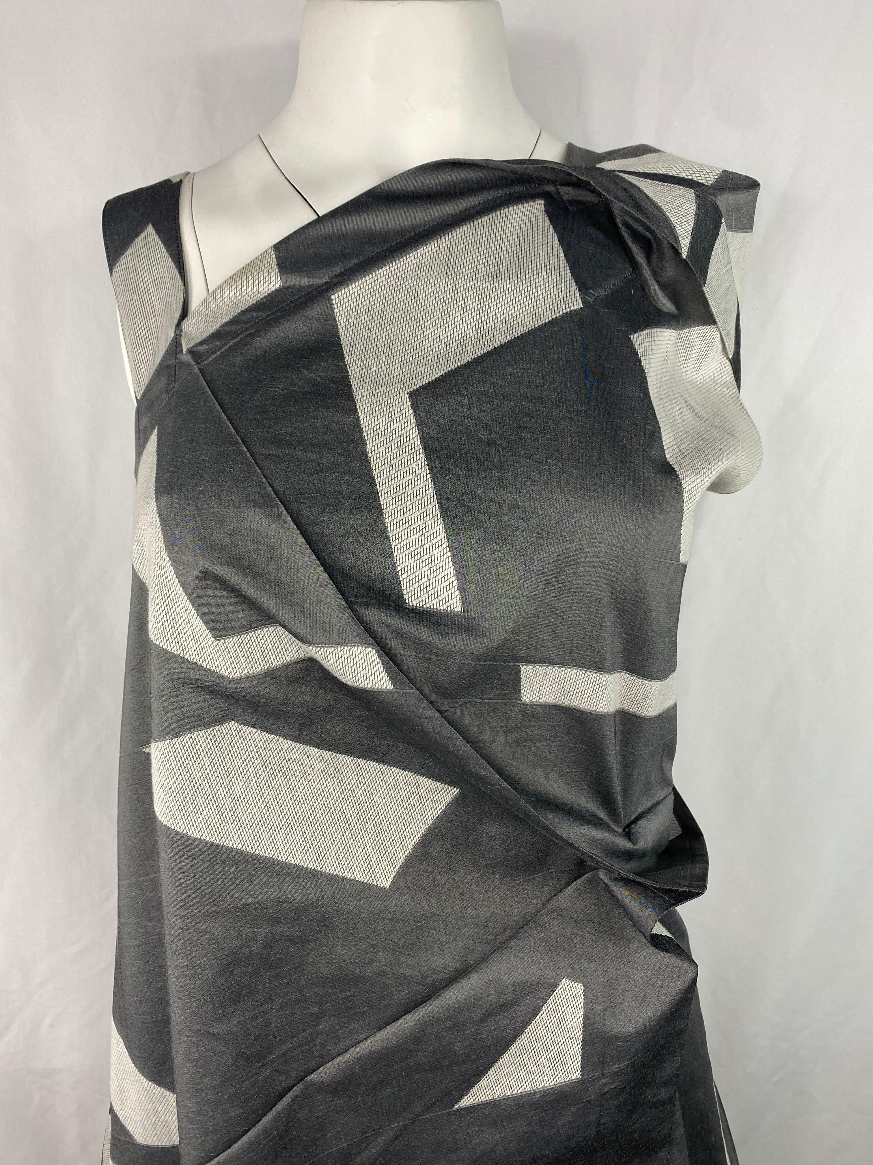 Einzelheiten zum Produkt:

Das Kleid hat ein graues und weißes geometrisches Muster mit asymmetrischem Design, Seitenverschluss und mittlerer Länge.