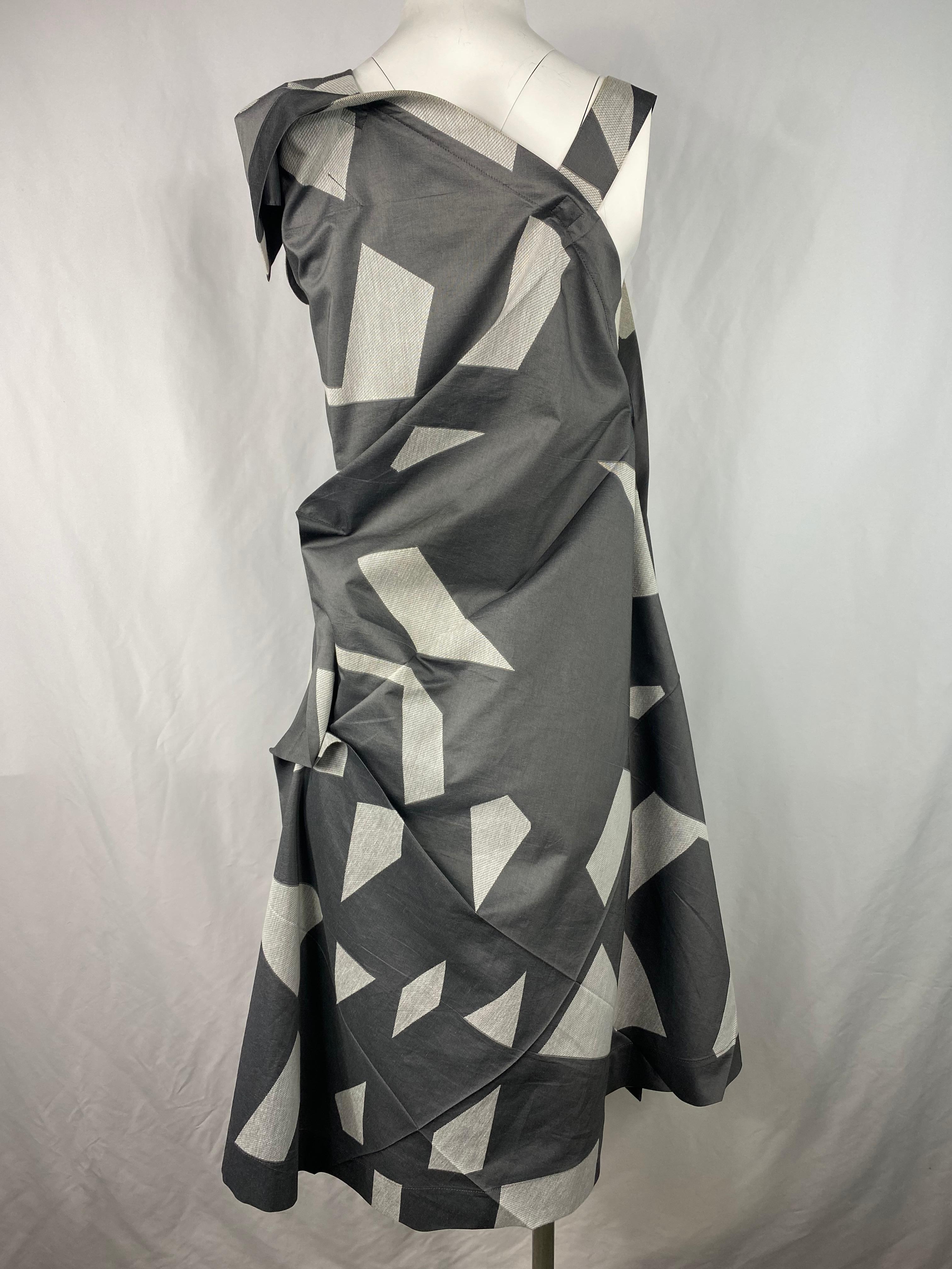 Issey Miyake Graues ärmelloses asymmetrisches Midikleid aus Baumwolle, Größe 3 im Zustand „Hervorragend“ im Angebot in Beverly Hills, CA
