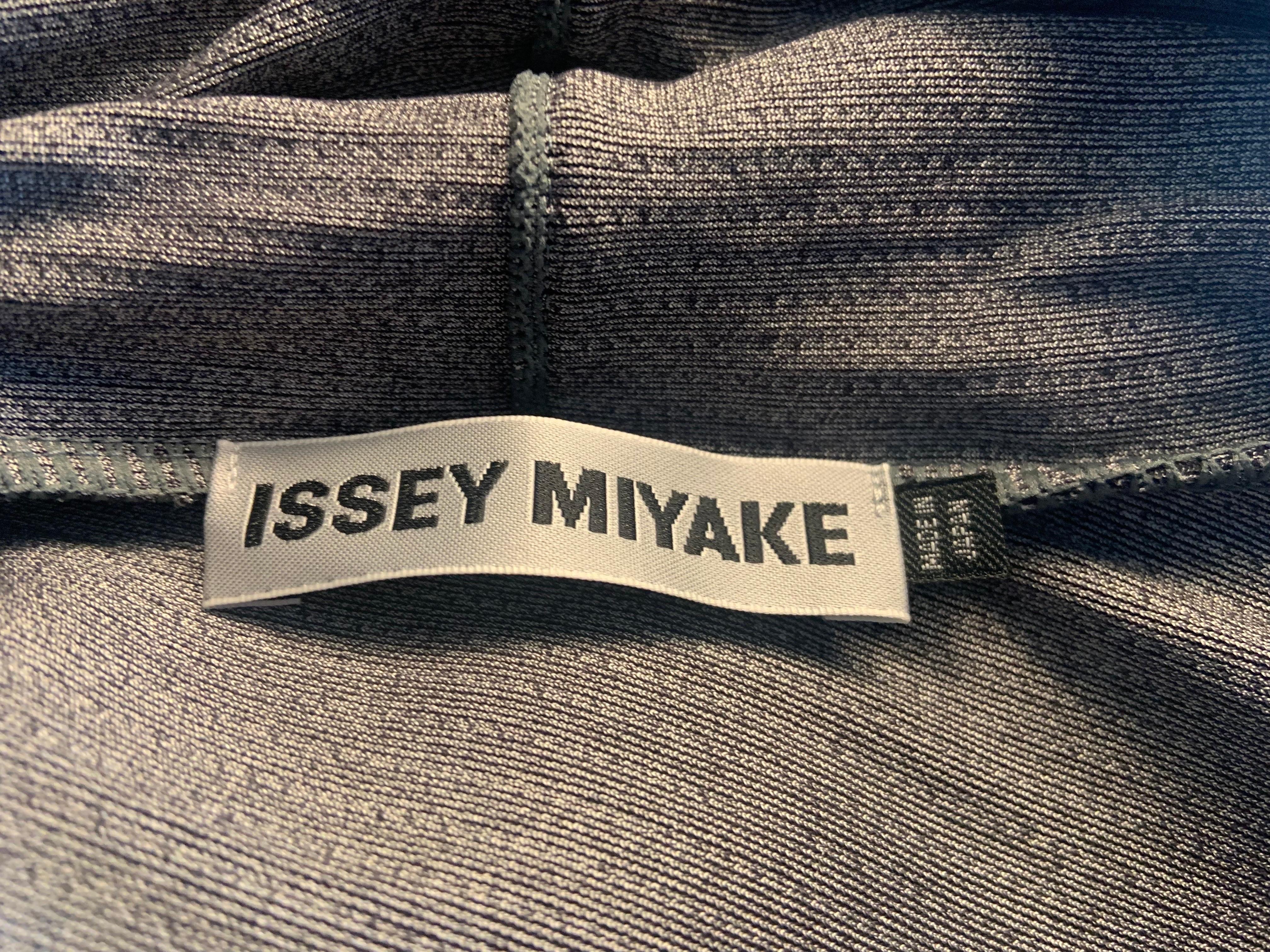Issey Miyake Cappotto grigio a righe semi trasparente con etichette originali in vendita 5
