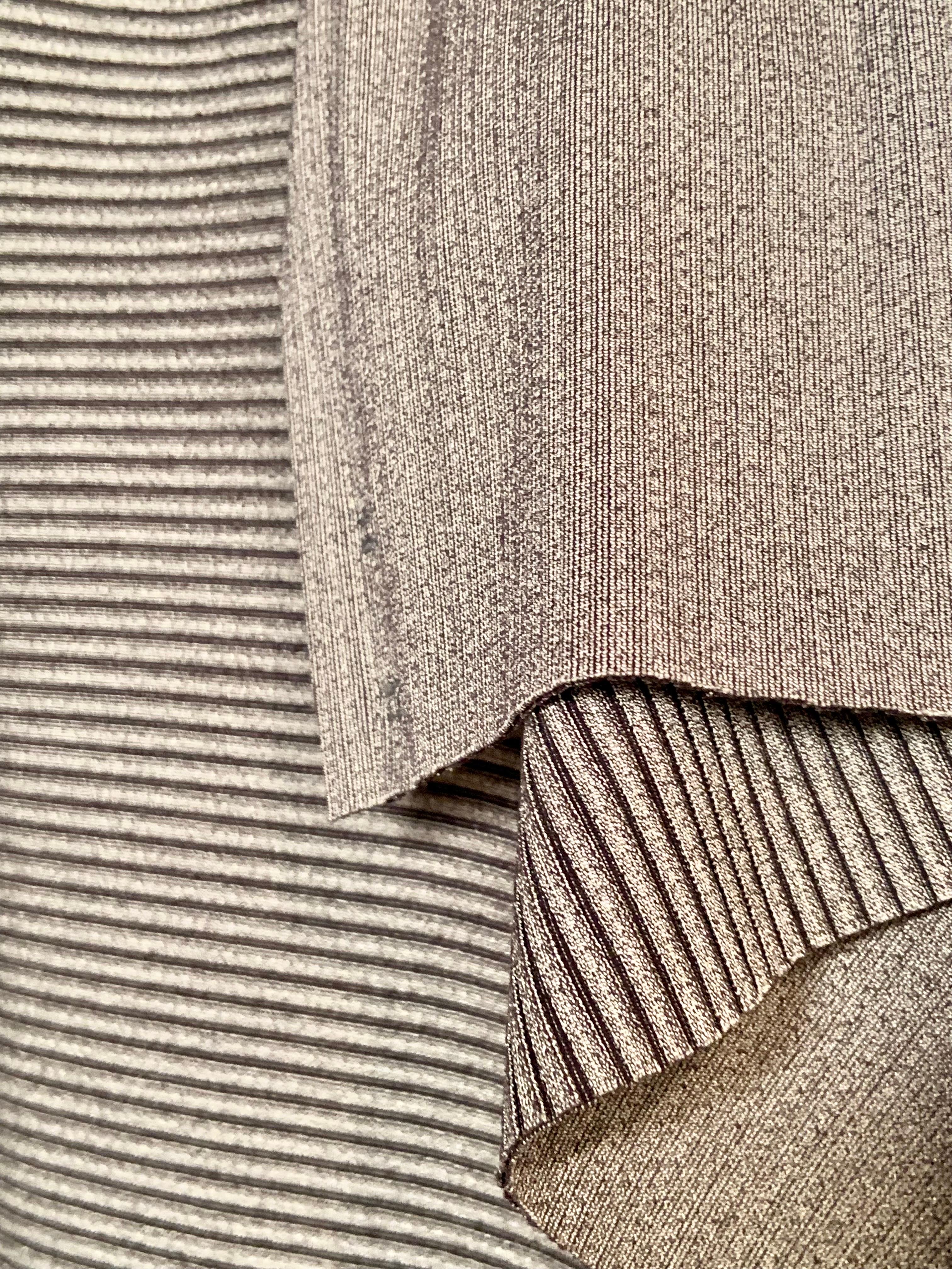 Grigio Issey Miyake Cappotto grigio a righe semi trasparente con etichette originali in vendita