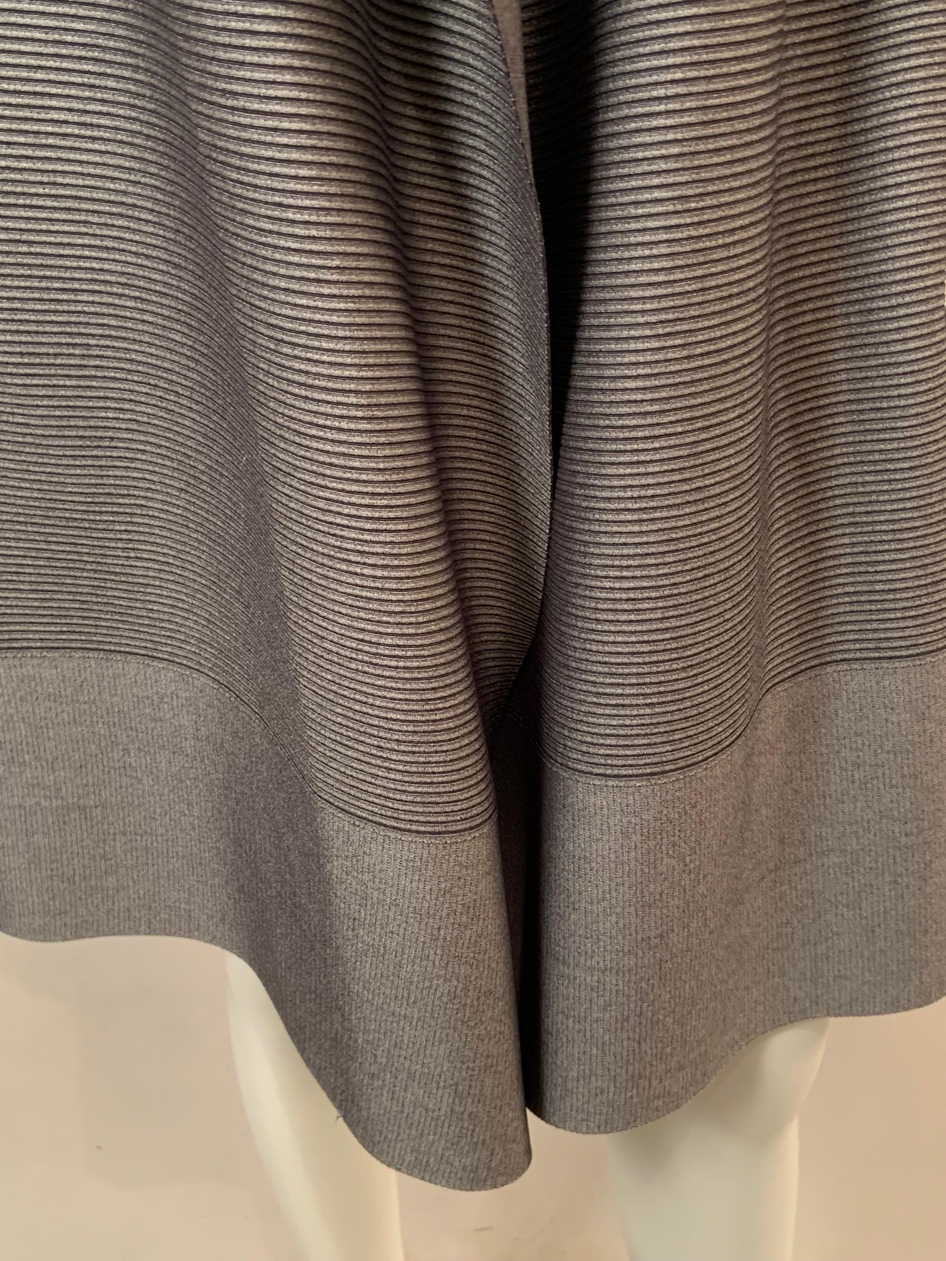 Donna Issey Miyake Cappotto grigio a righe semi trasparente con etichette originali in vendita