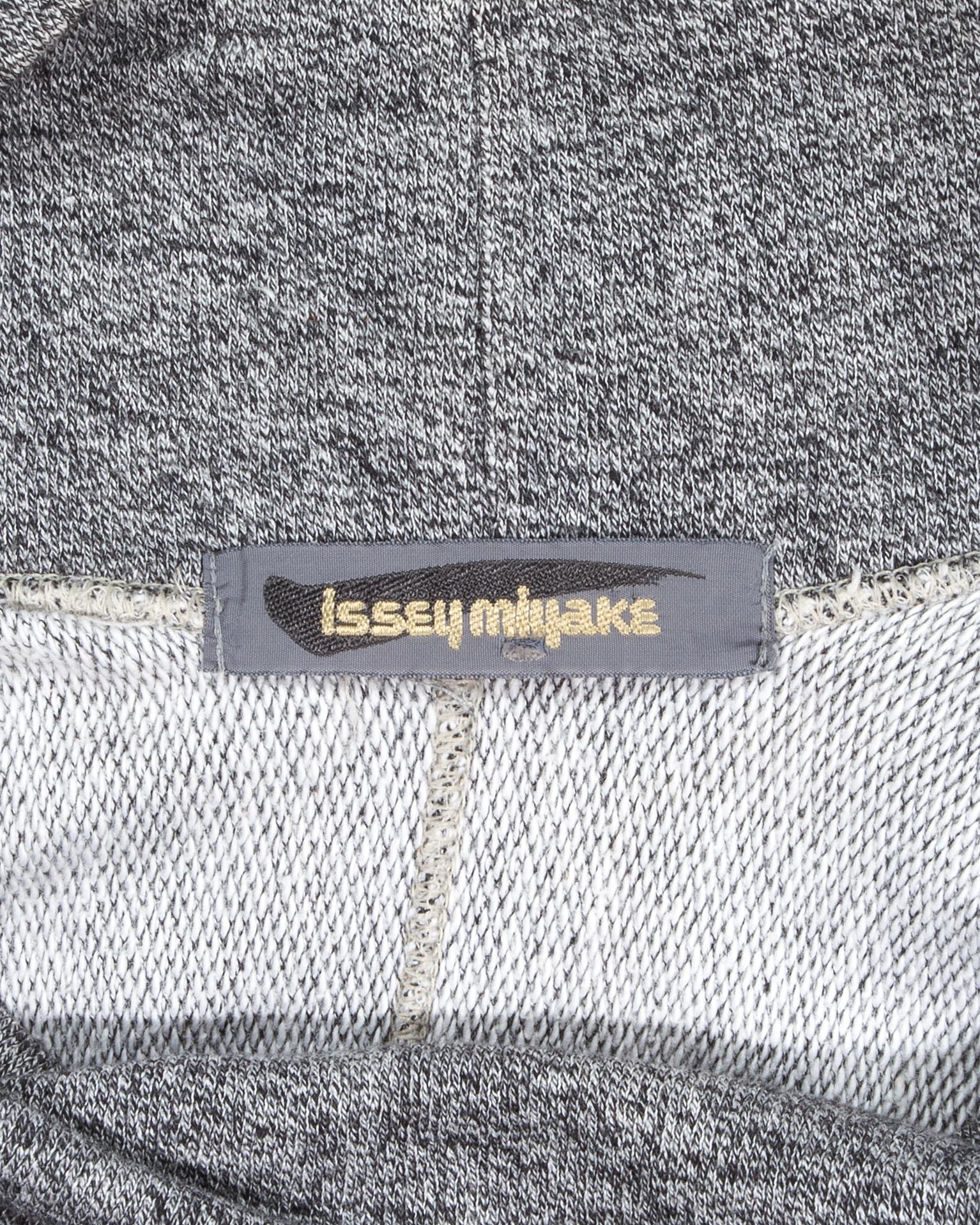 Issey Miyake grey three-armed knitted wool sweater, fw 1985 For Sale 2